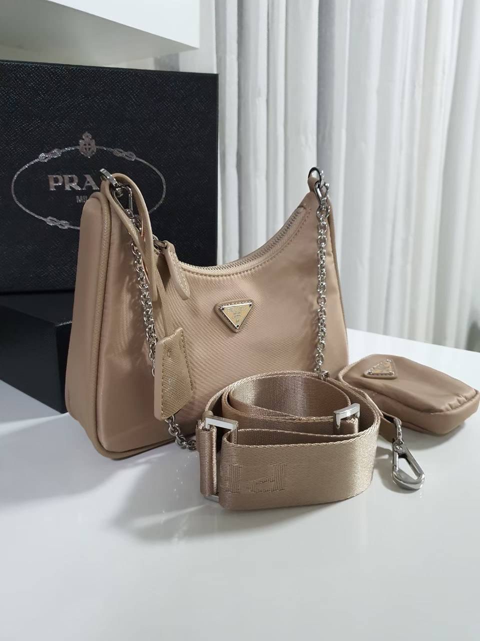 BEST SELLER!! **กำลังมาแรงมากค่ะ กับแบรนด์ PRADA ใบเดียวคุ้มมากค่ะ อุปกรณ์ ครบชุด **ซื้อ1ได้ถึง3ไอเท็ม ทั้งสายยาว และกระเป๋าใส่เหรียญ และป้ายแท็คหนัง อย่างดี **อะไหล่ปั้มแบรนด์แท้ทุกจุด วัสดุทำจากผ้า Nylon อย่างดี กันน้ำได้ อยู่ทรงสวย สามารถใส่กระเป๋าตังค