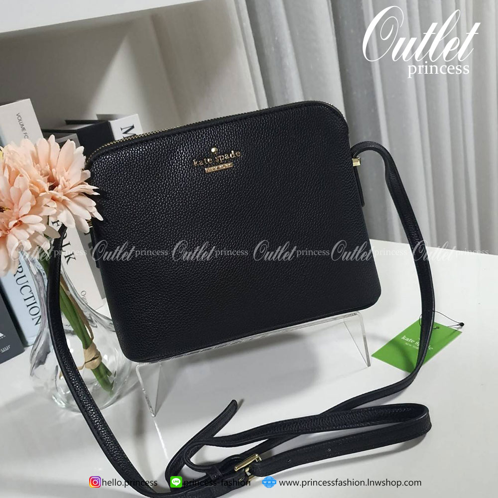 KATE SPADE CROSSBODY BAG แบรนด์ดังจากอเมริกาสุดฮิตของวัยรุ่น กระเป๋าสะพาย ขนาดน่ารักกำลังดี เปิดปิดด้วยซิปเดียวด้านบน ภายในมีช่องเล็ก1ช่อง ใส่มือถือได้ทุกรุ่นและกระเป๋าสตางยาวได้ ความยาวสาย 117cm ปรับได้ถึง5ระดับ รุ่นฮิตอีกรุ่นที่ไม่ควรพลาดเลยคร้า