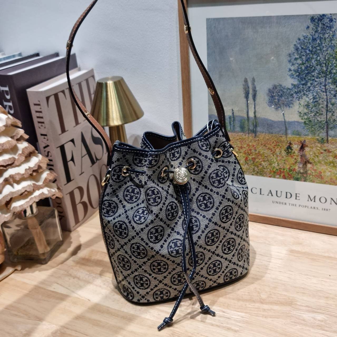 TOP ORI หนังแท้ | เกรดดีสุด TORY BURCH T MONOGRAM BUCKET BAG (ดีไซน์ใหม่) ใหม่ล่าสุดได้สวยก่อนใคร กับกระเป๋าบัคเก็ตยอดฮิต ที่มาในดีไซน์ใหม่ สายคล้องในตัวสามารถปรับได้ รูปทรงและลวดลายสวยชัดคลาสสิค