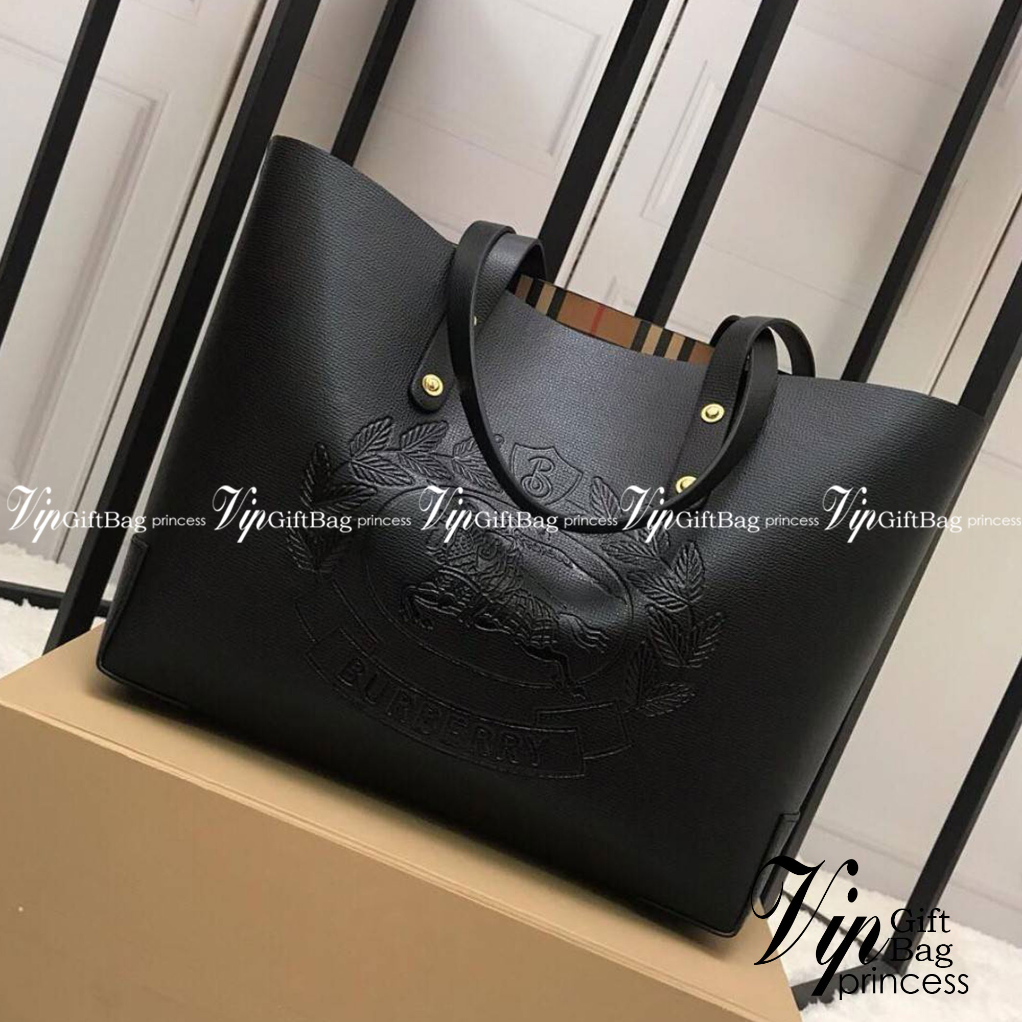 VIP 🥂 BURBERRY FRAGRANCES TOTE BAG VIP รุ่นแนะนำ ดีไซน์สวยโดดเด่นหนังสีดำขึ้นเทคเจอร์ด้านหน้ามีโลโล้แบรนด์ ภายในลายวินเทจสุดคลาสสิค โล่งกว้างมีช่องซิปเล็กและโลโก้ด้านใน สามารถใส่เอกสาร A4 Notebook ipad สัมภาระได้เยอะจุใจ หูหิ้วหนังจับถนัดมือสะพายไ