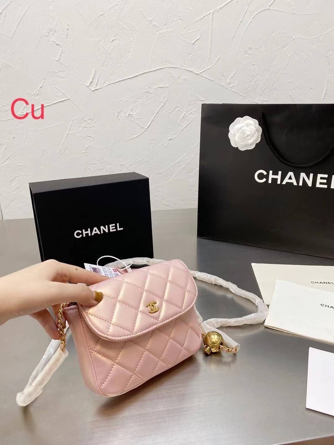 Chanel Pearl Crush with Chain / Chanel Mini crossbody bag กระเป๋าสะพายข้างหรือสะพายเป็นครอสบอดี้ รอบนี้เข้า 5 สีเลย ได้ใบนี้ไปถือออกงาน ก็สวยหรูดูแพงสุดๆค่า!!