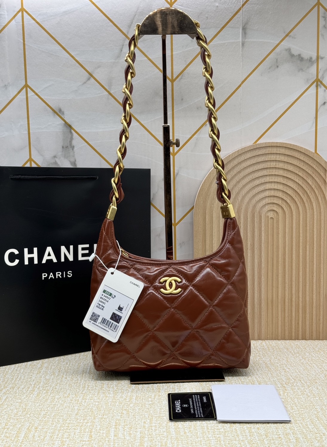 CHANEL SMALL HOBO BAG Shiny Leather & Gold-Tone Metal 20cm กระเป๋าทรงโฮโบ ดีไซส์สวยเรียบหรู เกรดออริ สลับแท้ 1:1 ใช้งานต่างประเทศได้