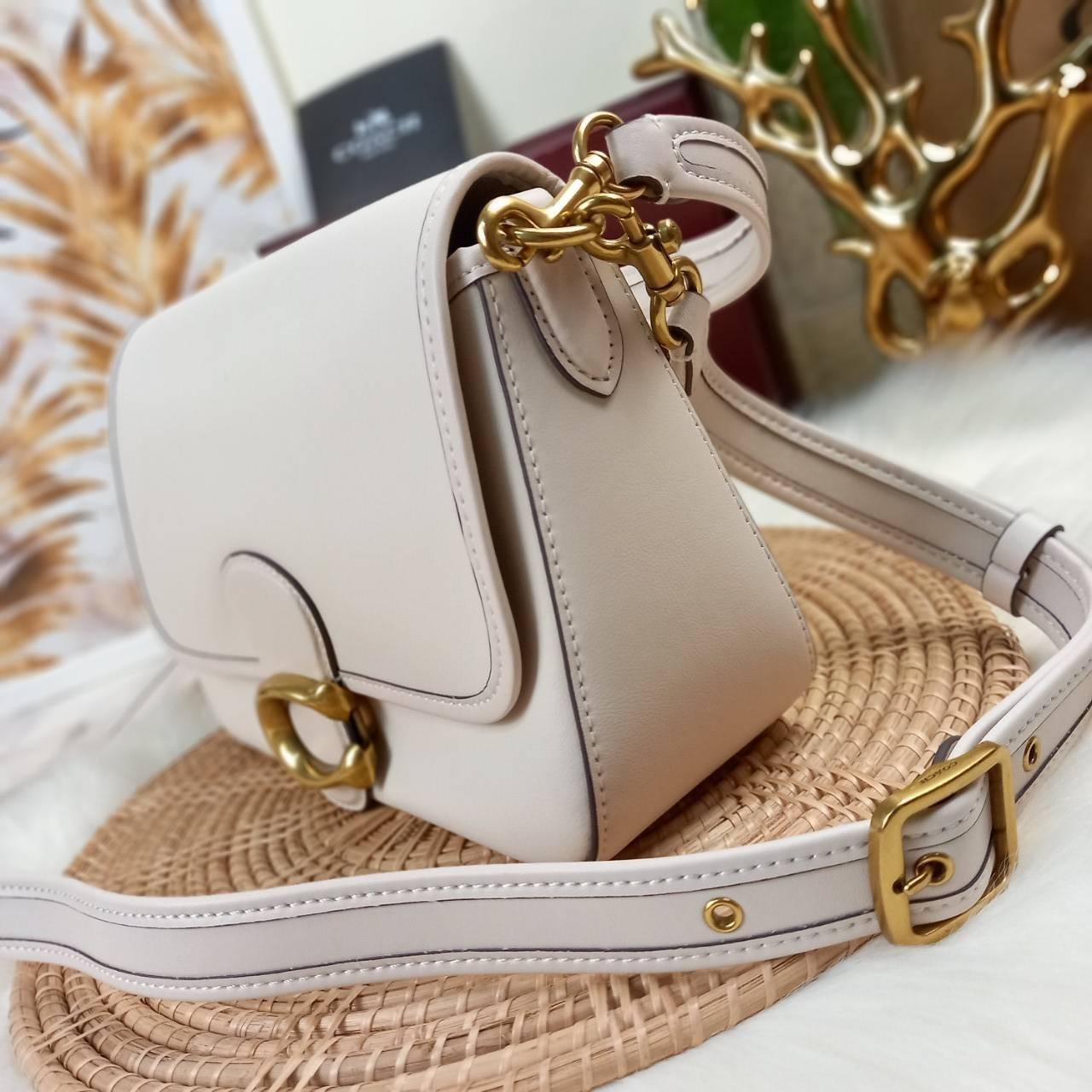 COACH SOFT TABBY SHOULDER BAG (C4823//C5261) กระเป๋าถือ กระเป๋าสะพาย ที่ใครๆก็เข้าถึงได้ หรูหรา คลาสสิค ลุคเรียบร้อย แต่ความสวยไม่น้อย! ดาเมจความลุคผู้ดีรุนแรงมาก!!เกินต้าน!!// วัสดุหนังแท้ทั้งใบ หนังเรียบ หนังนิ่มมากๆ อยู่ทรงสวยมากๆด้วย// ด้านในโล่งกว้าง