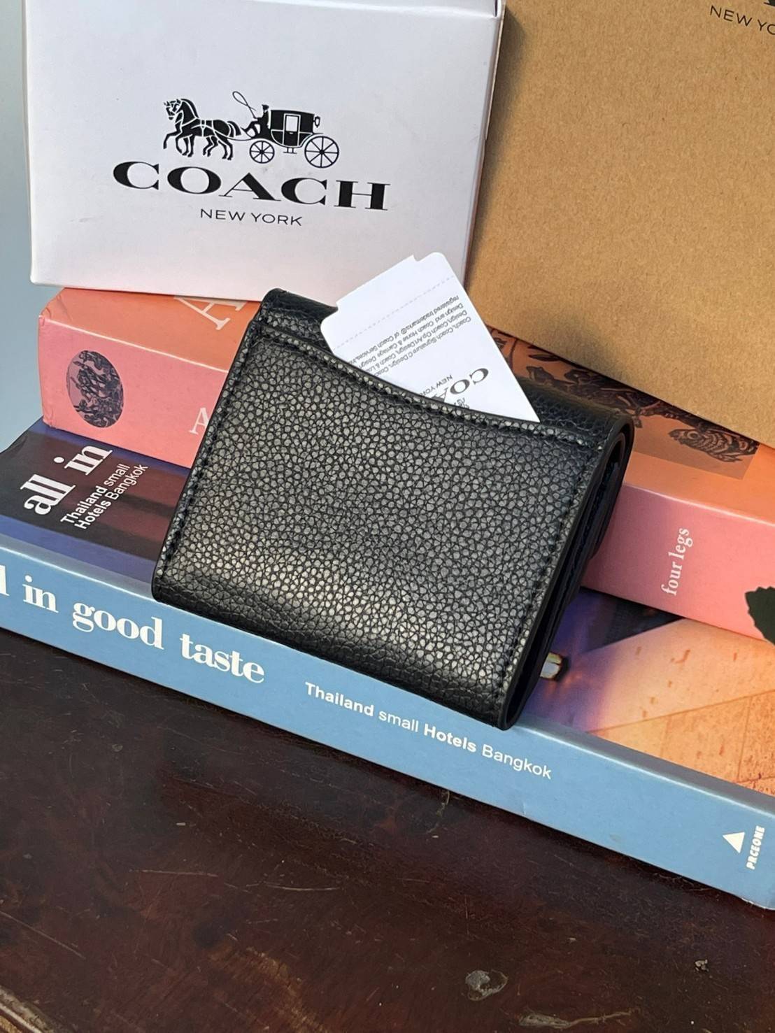 OUTLET 】COACH JADE SMALL DOUBLE FLAP WALLET IN COLORBLOCK (COACH F88002) หากใครต้องการกระเป๋าสตางค์ใบสั้นสำหรับวันที่ต้องการใช้กระเป๋าสะพายใบเล็ก หรือวันที่ไม่พกกระเป๋าสะพาย เราขอแนะนำใบนี้เลยค่ะ โดยใบนี้เป็นกระเป๋าสตางค์แบบพับสามทบ ปิดแบบกระดุม2ชั้น มีช่