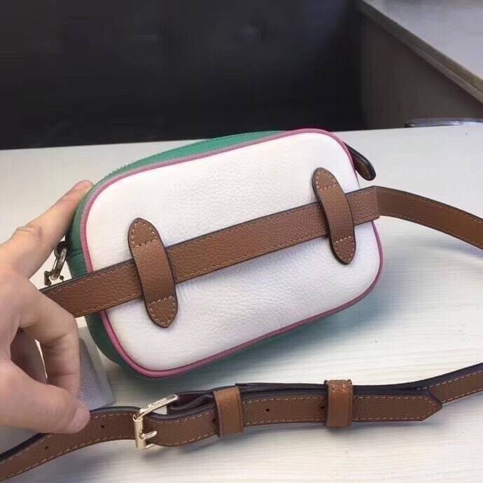 COACH JES CONVERTIBLE BELT BAG IN COLORBLOCK 2IN1 !! กระเป๋าคาดอก/สะพายข้าง ใช้ได้ถึง 2 แบบ!! คุ้มค่ามากที่สุด!! วัสดุหนัง pepble ดีไซน์เรียบ แต่หรู ภายในเป็นช่องโล่ง ใบนี้สาวๆที่ไม่ชอบพกของเยอะ เหมาะมากๆน้า 🙇♀️ ของดีราคาจับต้องได้ ไอเท็มนี