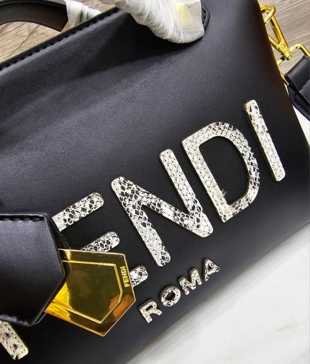 FENDI By The Way Boston Bag Elaphe Dark Gray กระเป๋าสะพายทรงบอสตัน คอลเลคชั่นสุดฮอต โทนดำคมเข้มคลาสสิค ดีไซน์โลโก้ใหม่สวยโดดเด่น เป็นยูนิเซ็กส์จะหนุ่มๆหรือสาวๆก็สะพายได้