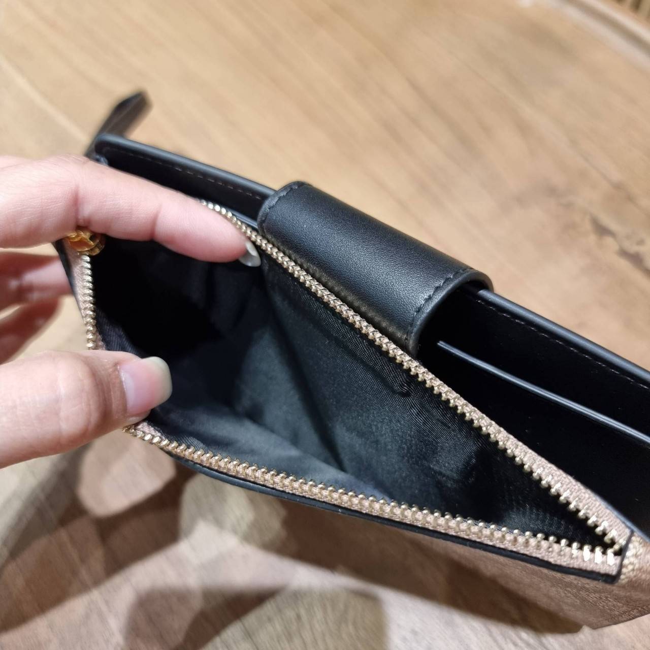 พร้อมส่ง 7 สี COACH C2874 TECH WALLET IN COLORBLOCK SIGNATURE CANVAS จัดให้สีใหม่ก่อนใคร!! ดีไซน์ใหม่ คอลเลคชั่นสวยหรู กระเป๋าสตางค์พร้อมสายคล้องมือ ง่ายต่อชีวิตมากจ้า!! มันดีอะไรเบอร์นี้ ใส่ได้ทั้งบัตร และโทรศัพท์ก็ใส่ได้ทุกรุ่น แถมยังมีช่องซิปแยกไปอีก ช