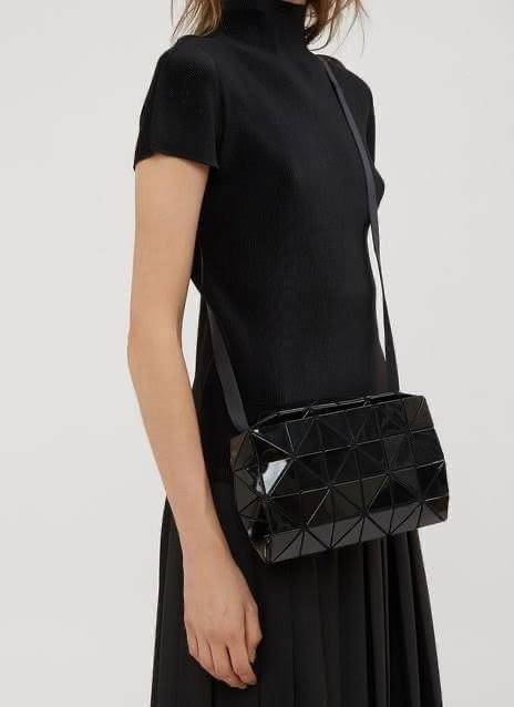 BAOBAO Issey Miyake CARTON GLOSS SHOULDER BAG มาในไซส์ขนาดกะทัดรัด โดดเด่นด้วยดีไซน์อันเป็นเอกลักษณ์ของแบรนด์ ที่สำคัญน้ำหนักเบา