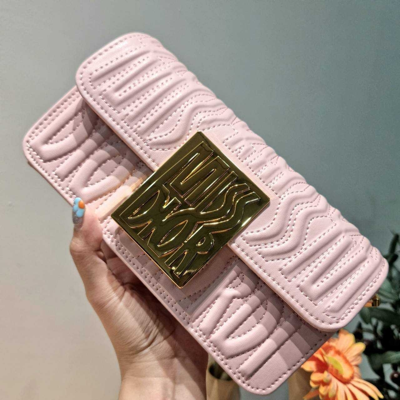 Dior Flap Bag / Quilted Miss Dior Allover Leather Bag กระเป๋าสะพายไหล่สุดลัคชู หรูหราเกินเรื่อง ดีไซน์ใหม่สวยงามด้วยดีเทลฝีเย็บและลายหนังปั๊มนูน