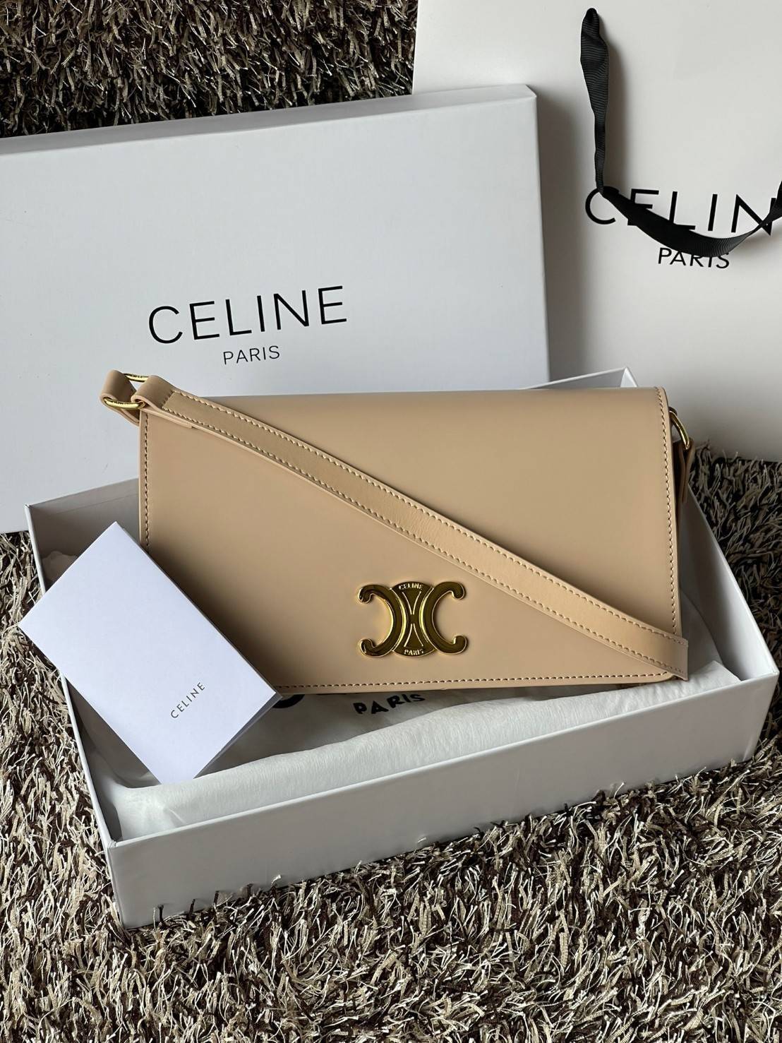 CELINE TRAPEZE TRIOMPHE BAG ดีไซน์เรียบหรู Timeless โดดเด่นมีเอกลักษณ์ ใช้ได้หลายโอกาส แมทช์กับการแต่งตัวง่าย จึงครองใจสาว ๆ ได้ไม่ยาก โดยเป็นกระเป๋าสะพายไหล่ที่อัดแน่นด้วยกลิ่นอายความคลาสสิกและหรูหราตามแบบฉบับของ Celine ด้านหน้าตกแต่งด้วยโลโก้สีทองโดดเด่