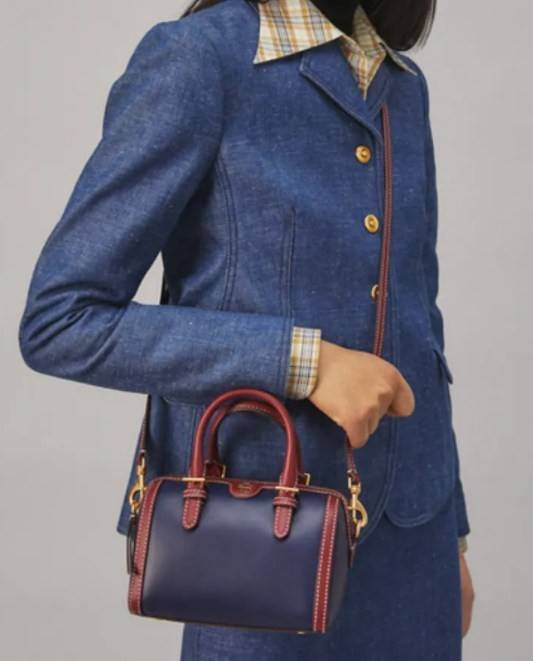 TORY BURCH T Monogram Color-block Barrel Duffle พร้อมส่งที่ไทย สวยก่อนใคร ใบใหญ่ ใส่จุไปเลยจ้าา😘 ✔️กระเป๋าทรงหมอน วัสดุหนังแท้ชั้นดีที่สุด หนังเรียบนิ่มสวย ✔️เปิดปิดกระเป๋าด้วยซิปคู่แบบมีหนังห้อย ภายในกว้างมากสำหรับไซด์นี้ หายห่วงไปเ