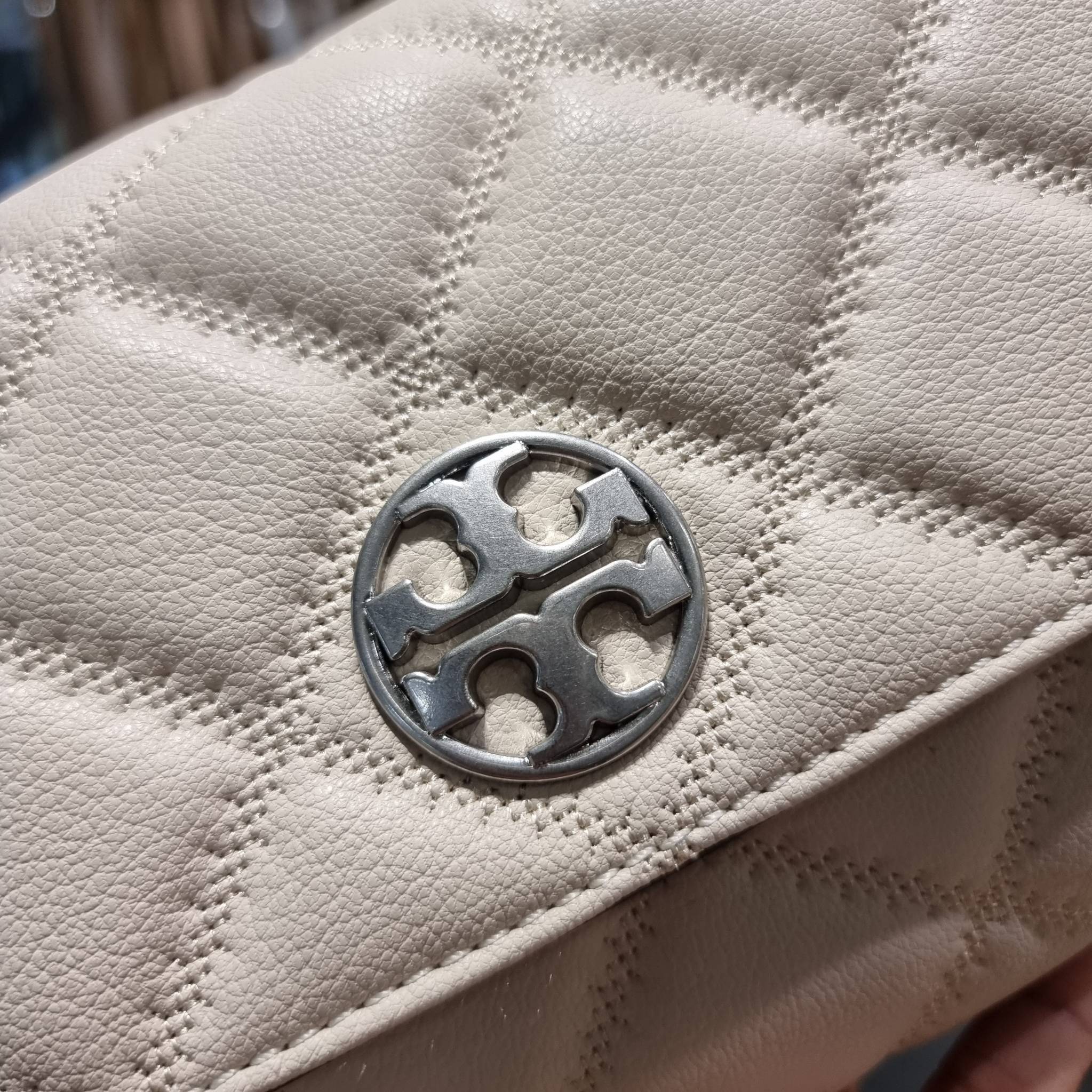 TORY BURCH WILLA MINI SHOULDER BAG ใหม่ล่าสุด พร้อมเสิร์ฟไม่ต้องรอพรีฯ กระเป๋าสะพายดีไซน์เลิศ ทรงสวย กะทัดรัด สะพายคล่องตัว ดีไซน์บุนวม เส้นคมสวยหรู