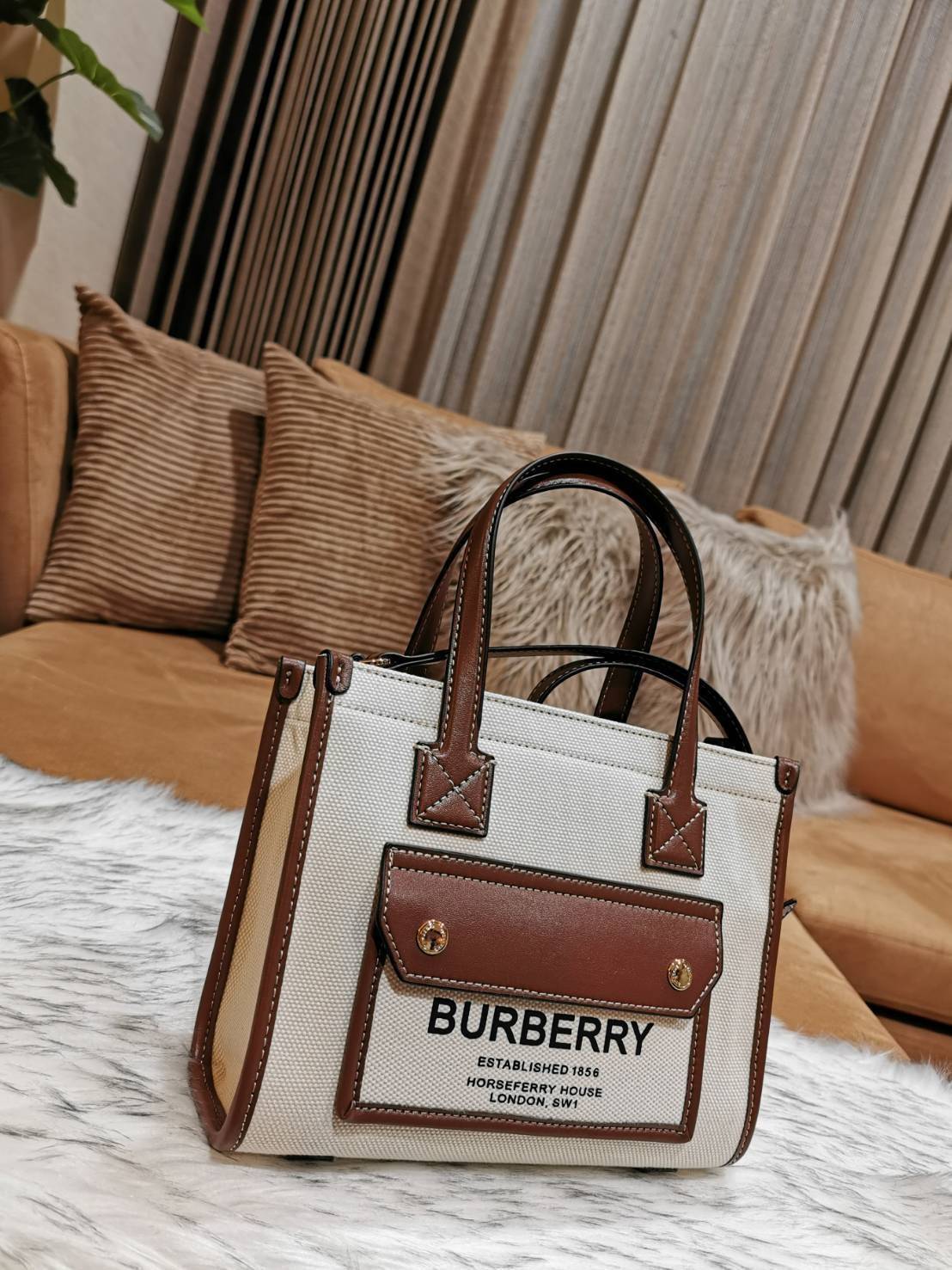BURBERRY FRAGRANCES CROSSBODY BAG VIP GIFT WITH PURCHASE (GWP) พรีเมี่ยมกิ๊ฟ Limited Edition จาก BURBERRY PERFUME วัสดุ Canvas & Leather ทรงเหลี่ยม TwoTone ดีไซน์สวยอยู่ทรง ด้านหน้ามีช่องใส่ของ ภายในโล่งกว้าง สามารถใส่กระเป๋าสตางค์ยาว มือถือ ของใช้ได้เยอะ