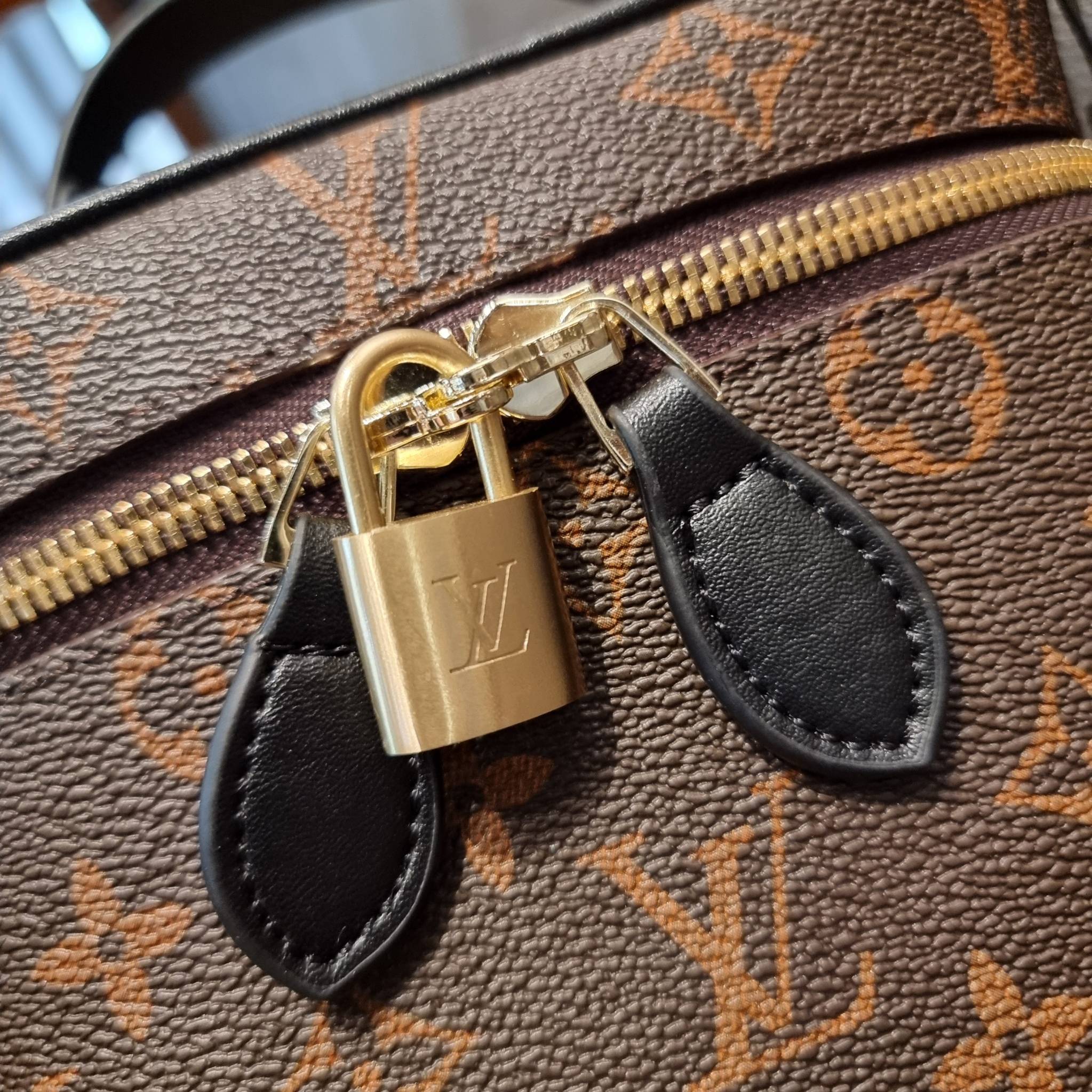 LV EXCLUSIVE VIP COSMETICS GIFT BOX กระเป๋าถือ/สะพาย สวยอยู่ทรง มาพร้อม box set สุดหรู adapt ใช้เป็นกระเป๋าเก็บเครื่องสำอางค์ ถือเชิดๆ หรือสะพายเลิศๆ ไปเที่ยว ไปไหนๆก็ดูแพง!! สวยจริงจัง!! พิเศษ!! มาพร้อมแม่กุญแจล็อคครบชุด และพวงหนังห้อย คุ้มมากๆแม๊!! ทุกด