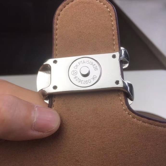 COACH TABBY SHOULDER BAG 26 พร้อมส่งที่ไทยอีกครั้งค่ะ!! กระเป๋าหิ้ว//คล้องไหล่//สะพายข้างได้ สุดคุ้ม! หนังแท้เรียบคลาสสิคเพิ่มความหรูเข้ามาค่ะ ด้านหน้ามีอะไหล่แบรนด์ตัวใหญ่โดดเด่น เปิดปิดกระเป๋าแบบกระดุมแม่เหล็ก ภายในมีช่องหลักใส่ของ2ช่อง;สามารถใส่กระเป๋า