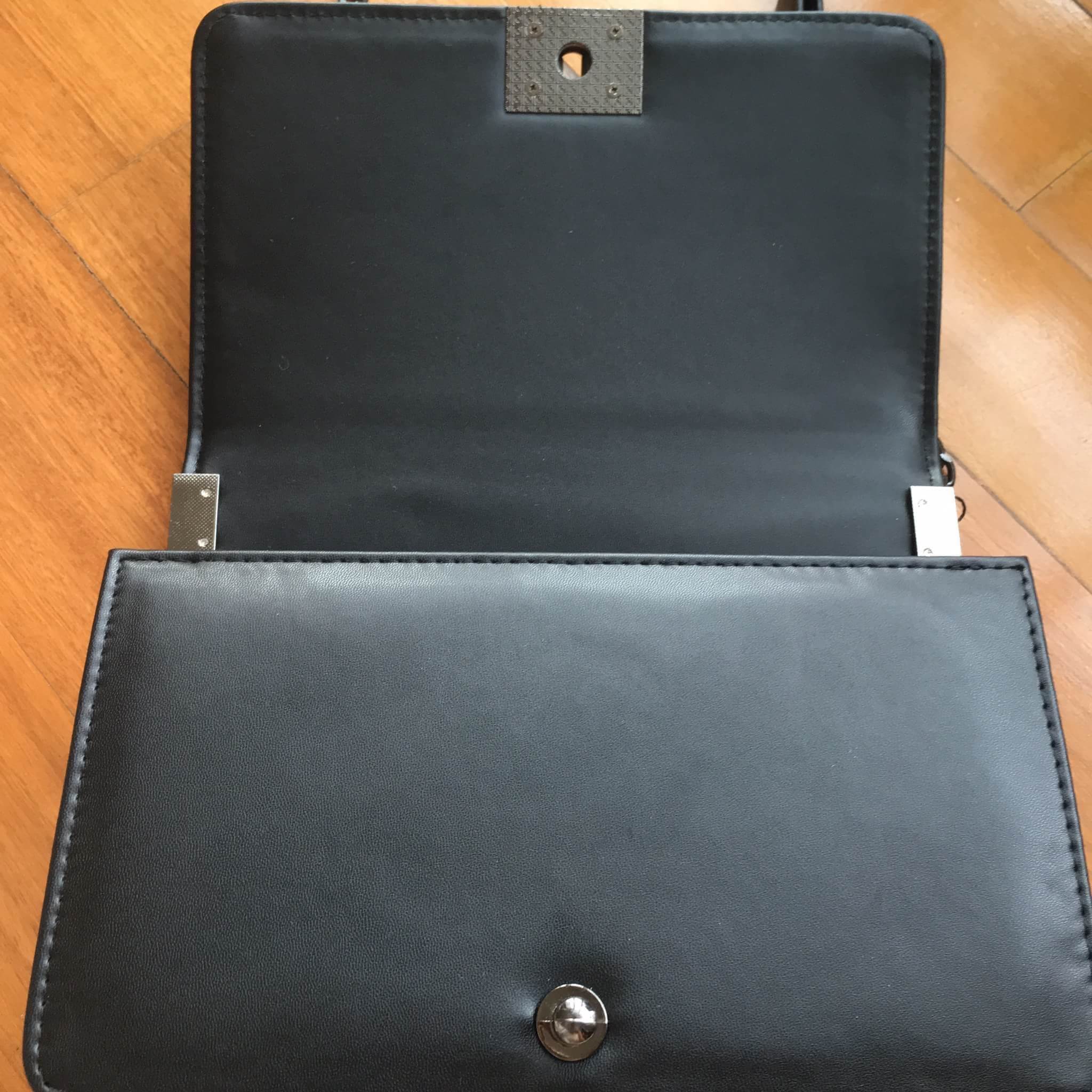 แบบมาใหม่ Limited กันเลยค่า 👍 ทางร้าน ได้กระเป๋า จากแบรนด์ KEEP ทรง Chanel สุดหรู รุ่น KEEP shoulder diamond chain bag สวย หรู มากๆ เลยน๊า กระเป๋าอยู่ทรงสวยงามมากคะ สายโซ่ มีที่รองไหล่ สะพายสบายคะ สายปรับ สั้น ยาวได้คะ ภายในสีแดง มีช่องใส่ของ 1 ช่