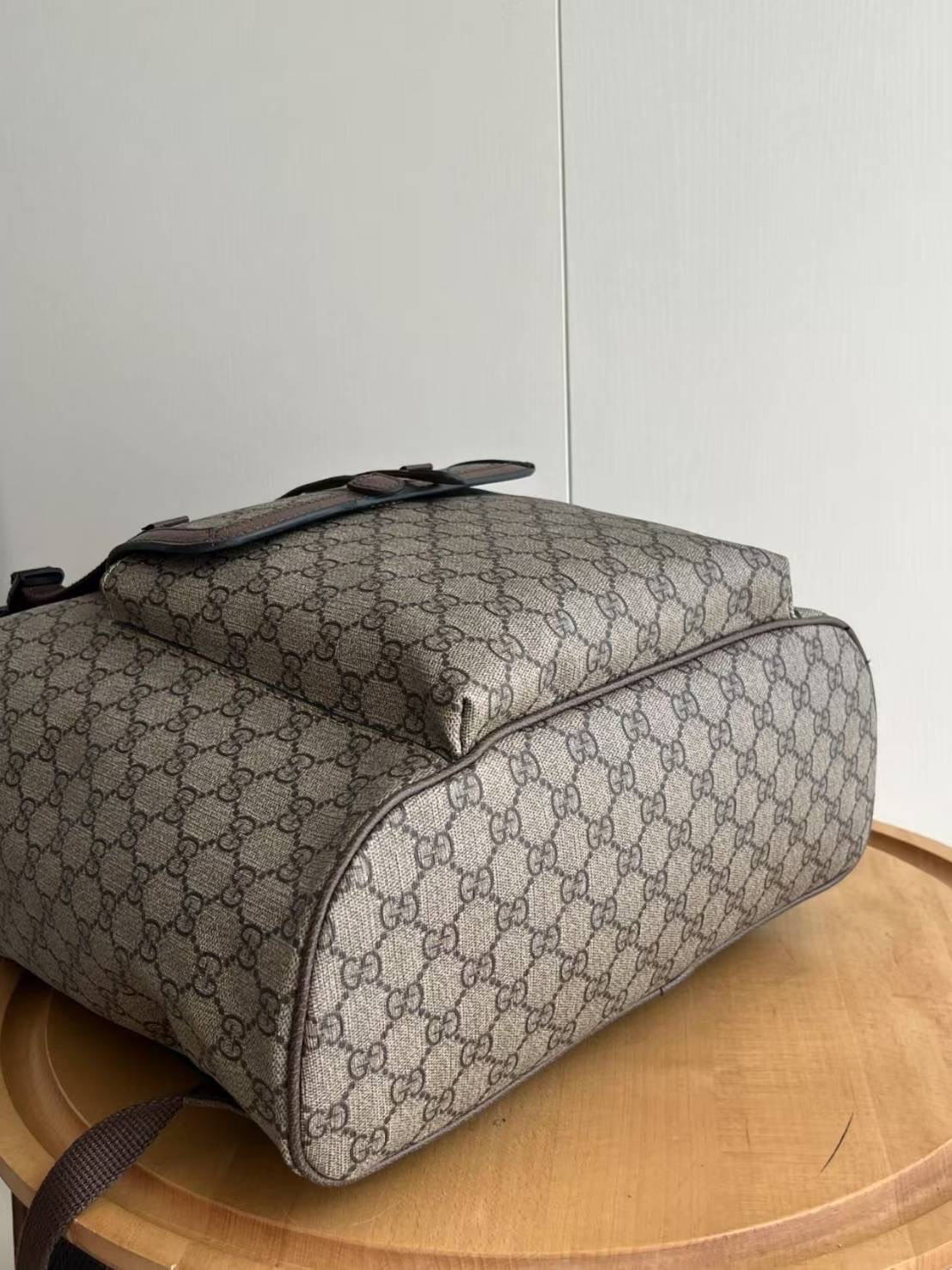 GUCCI Ophidia small backpack กระเป๋าเป้ แคนวาส GG Supreme พาเลตต์สีน้ำตาลเบจที่สวยงามเหนือกาลเวลา โดดเด่นด้วยลาย Double G ขนาดกำลังเหมาะ ไม่เล็กไม่ใหญ่จนเกินไป ใช้งานง่าย