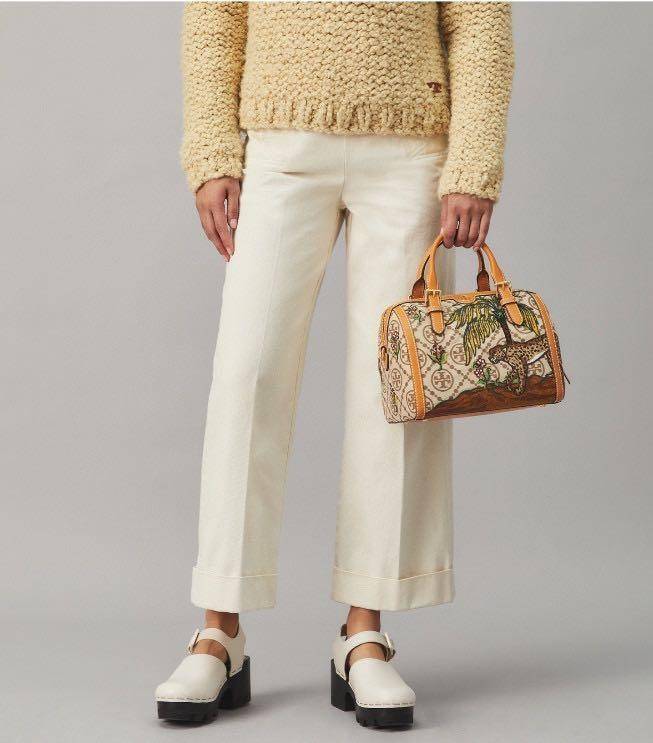 TORY BURCH T MONOGRAM JACQUARD EMBROIDERED DUFFLE คอลใหม่ล่าสุด สวยพร้อมเสิร์ฟแบบไม่ต้องรอพรีฯ ลายโมโนแกรมสุดคลาสสิคที่ถูกดีไซน์รังสรรค์ด้วยงานปักสุดชิค น่าใช้ใจฟูแค่แรกเห็น!! วัสดุ jacquard woven สลับหนังแท้ หูจับในตัว และพร้อมไปเลยกับสายสะพายข้าง ที่จะถ