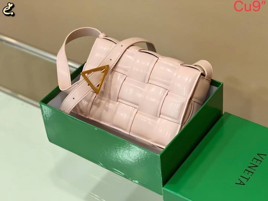 BOTTEGA VENETA PADDED CASSETTE BAG สร้างสรรค์ให้ไอเท็มนี้ดูหรู ดูแพง ใบจริงสวยมาก ใช้ได้ทั้งชายหญิง มาจำนวนจำกัด รีบตำกันน้า ไม่อยากให้พลาดเลยจ้า