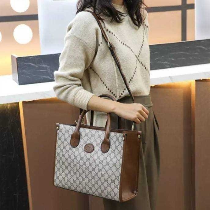 GUCCI Small tote bag with Interlocking G กระเป๋าทรงTOTE ใบใหญ่สุดหรูหรา คลาสสิค จุของได้เยอะ มาพร้อมสายสะพายยาว