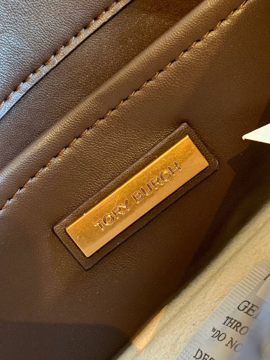 สีออกใหม่ แถมหายากด้วยค่าา! TORY BURCH KIRA CHEVRON SMALL FLAP SHOULDER BAG พร้อมส่งที่ไทย จำนวนจำกัดค่ะ! ✔️กระเป๋าคล้องไหล่หรือสะพายข้างได้ เปลี่ยนลุคดูไม่จำเจ 🔺หนังแกะแท้ ซึ่งจะคุณภาพดี เงา นิ่ม และราคาสูงกว่าหนังวัวนะคะ!