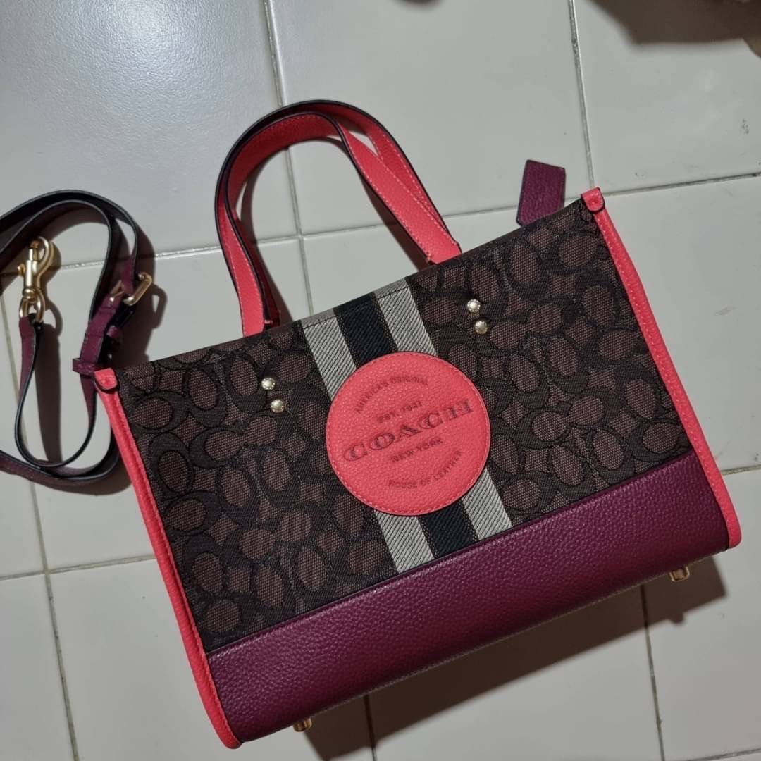 ใบใหญ่ COACH 4113 DEMPSEY CARRYALL IN SIGNATURE JACQUARD WITH STRIPE AND COACH PATCH ใบใหญ่ จุใจ คอลเลคชั่นใหม่ สีที่สาวๆรอคอย สวยคม ละมุนและมีความหรูในตัว กับกระเป๋าทรงโท้ท ไซส์ใหญ่ที่สามารถจุของได้แบบไม่ต้องกังวล ฟังก์ชั่นการใช้งานสะดวกที่สุด มีทั้งสายค