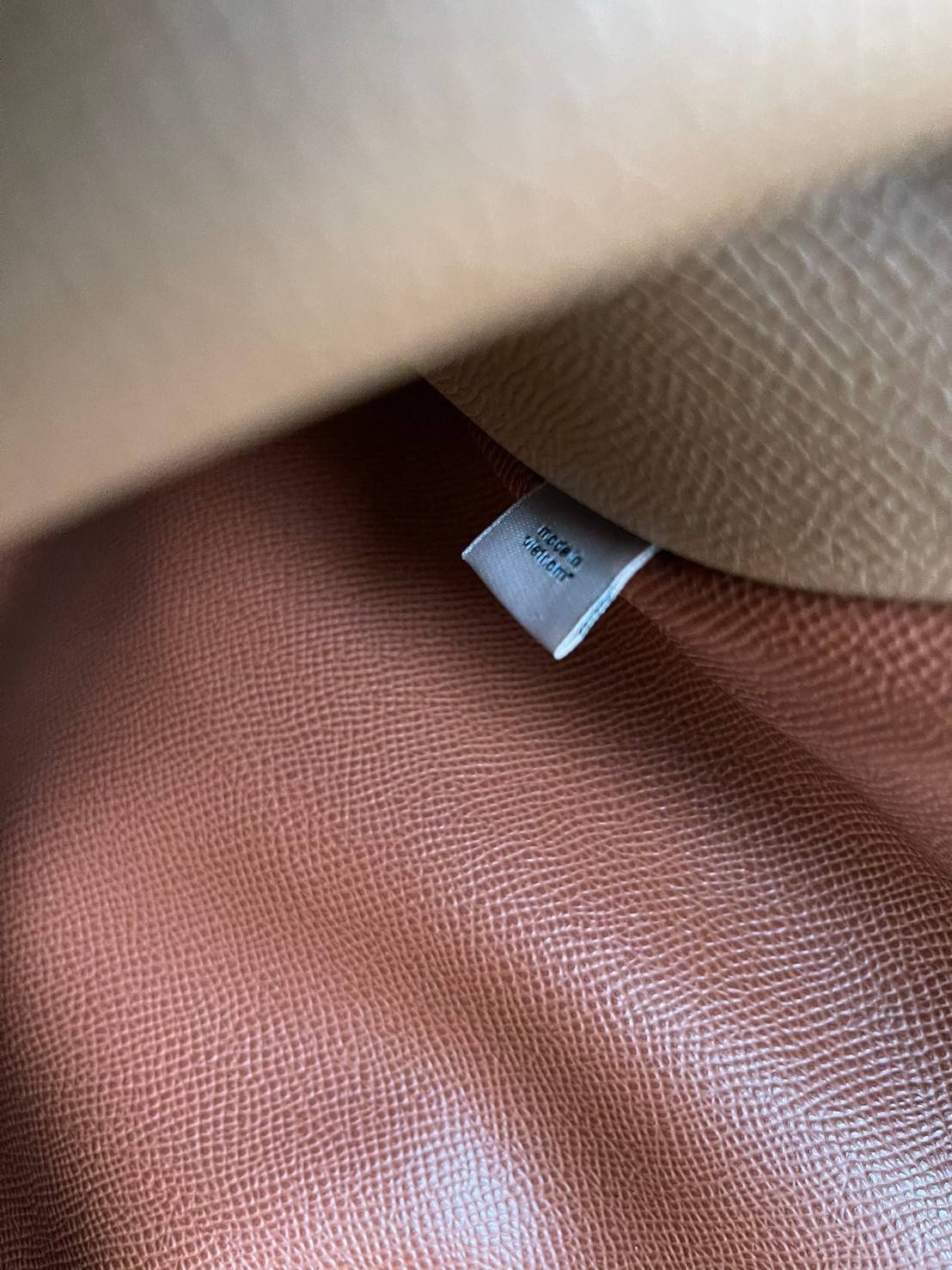 ของแท้ 💯% Coach Signature Tote bag อีกหนึ่งรุ่นฮิต ให้พื้นที่จุของกว้างขวาง เป็นTote Bag รุ่นฮิตอีกรุ่นหนึ่งของ Coach ที่เชื่อว่าต้องเคยผ่านตาสาว ๆ มาก่อนแน่นอนค่ะ