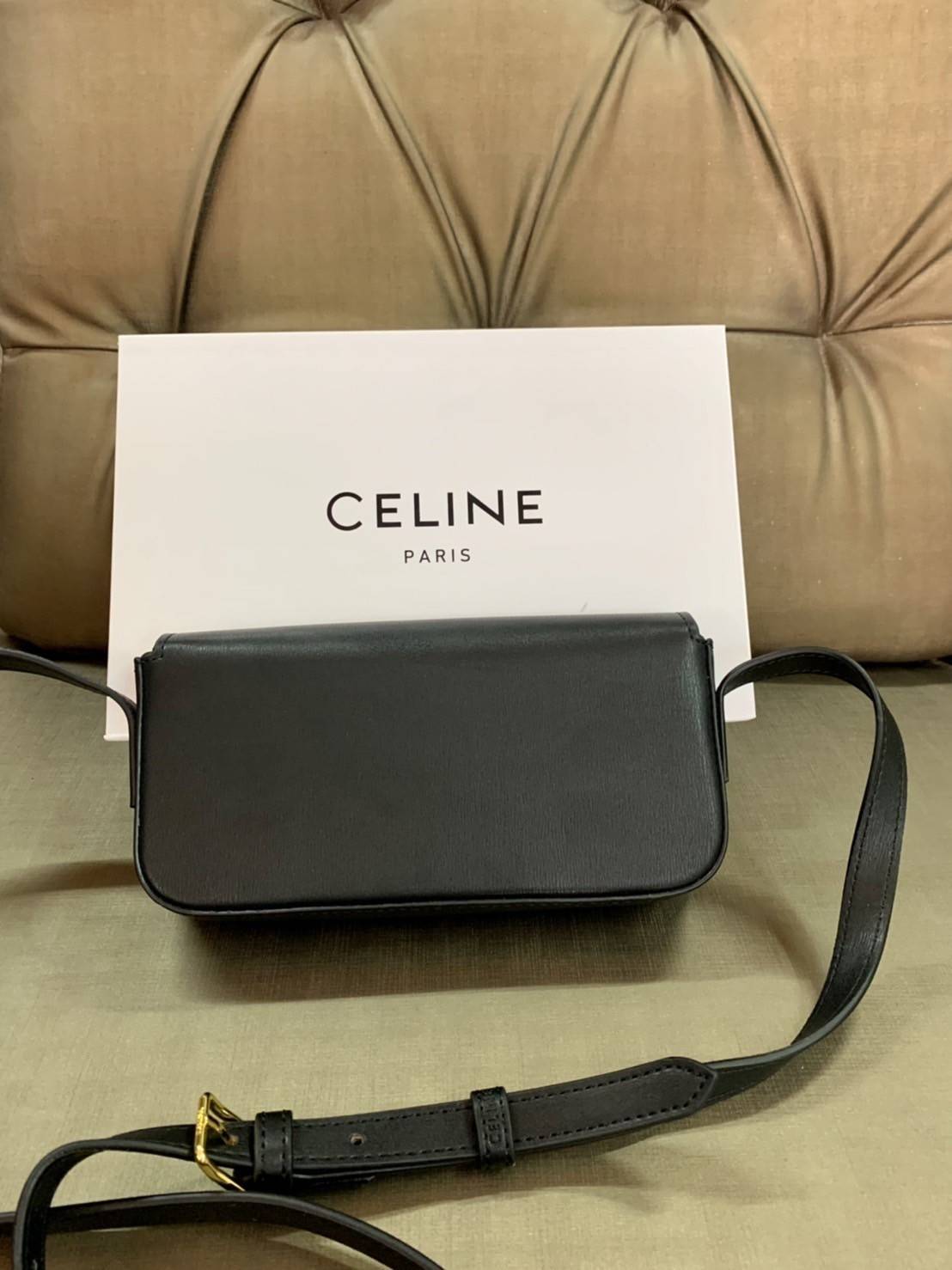 CELINE TRIOMPHE SHOULDER BAG VIP GIFT WITH PURCHASE-GWP พรีเมี่ยมกิ๊ฟ Limited Edition จาก CELINE PERFUME DUTY FREE COUNTER วัสดุหนังแกะสังเคราะห์เรียบ ดีไซน์ยอดนิยมสไตล์สาว LISA ทรงเหลี่ยมสวยหรูอยู่ทรง