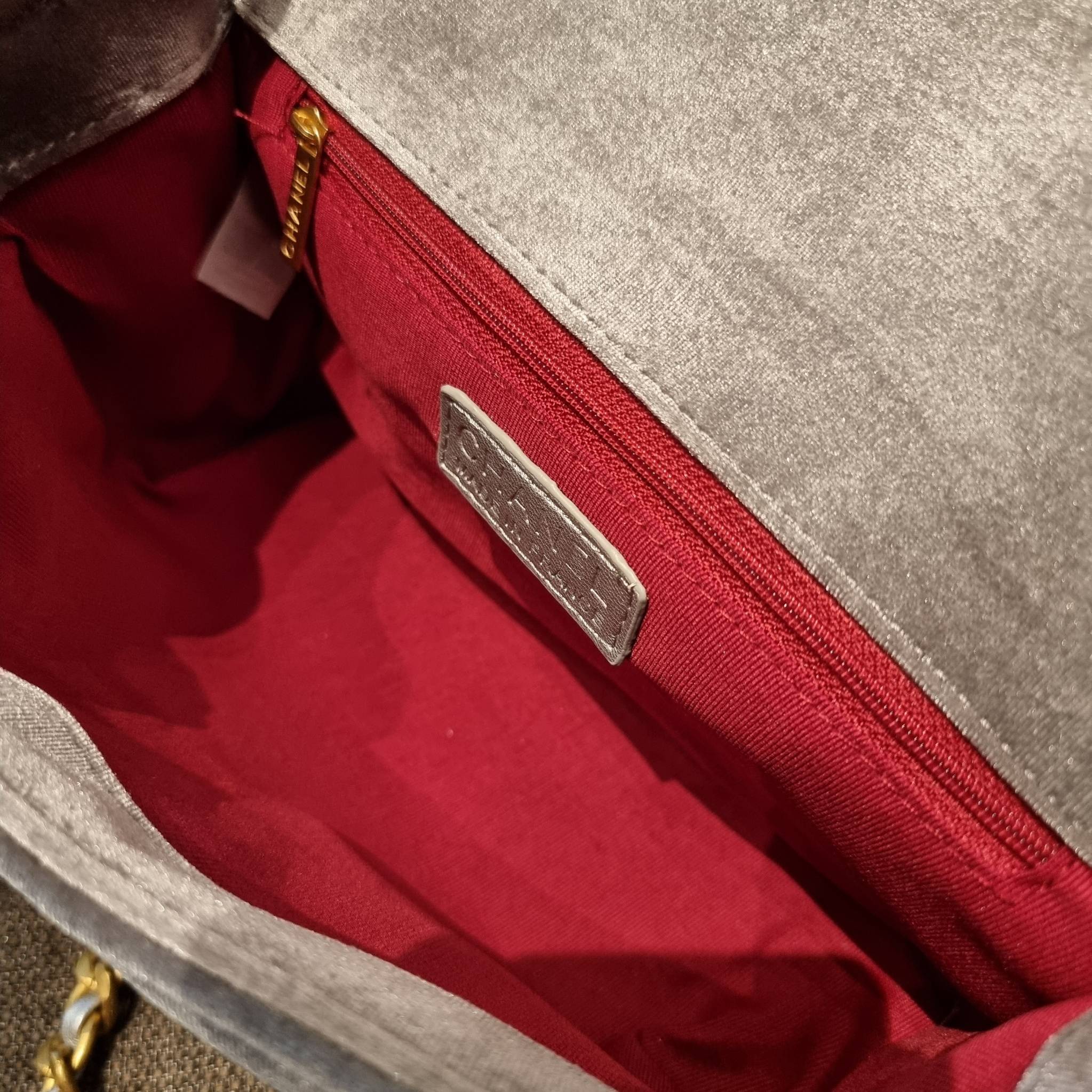 ไม่มองไม่เหลียวไม่ได้แล้ว!! ความหรูที่โดดเด่นจากผ้ากำมะหยี่ สร้างดีเทลผู้ดี ลูกคุณมากๆ Chanel vip boutique กระเป๋าสะพายจาก duty free ในราคาสุดประหยัด!! ดีไซน์เลิศ ตกแต่งด้วยโซ่ทูโทน ลงตัวแบบไม่มีที่ติ เปิด-ปิดด้วยตัวบิดล็อค ภายในโล่งกว้าง ใส่กระเป๋าสตางค์