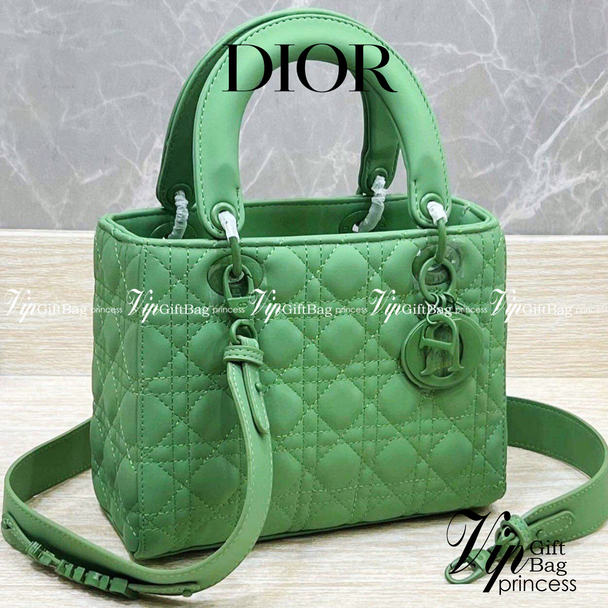 DIOR CD LADY BAG / Christian Dior Lady Dior Ultra-Matte Bag 9.5" ขนาดกำลังดี ใส่ของได้เยอะเลยค่ะ พร้อมส่ง 5 โทนสีพาสเทลหวานๆ น่ารักละมุน ตัวห้อยโลโก้โทนสีเดียวกับกระเป๋า น่ารักมากค่ะ ดีไซน์เรียบง่าย แต่แฝงไปด้วยความหรูหรา วัสดุหนังแท้ ทรงกล่องคลาสสิค