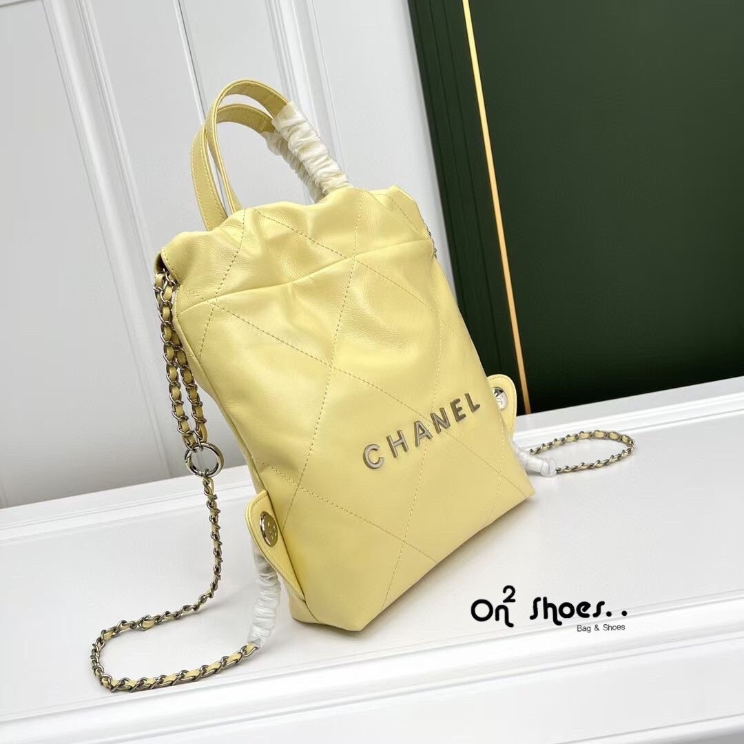 Chanel 22 backpack (small) กระเป๋าสะพายหลัง หนังเคลือบเงาและโลหะสีทองต่อยอดจากรุ่น ss22 ที่ ฮอตข้ามปีเพิ่มขนาดและหูถือยิ่งดูดีไปมากค่ะ