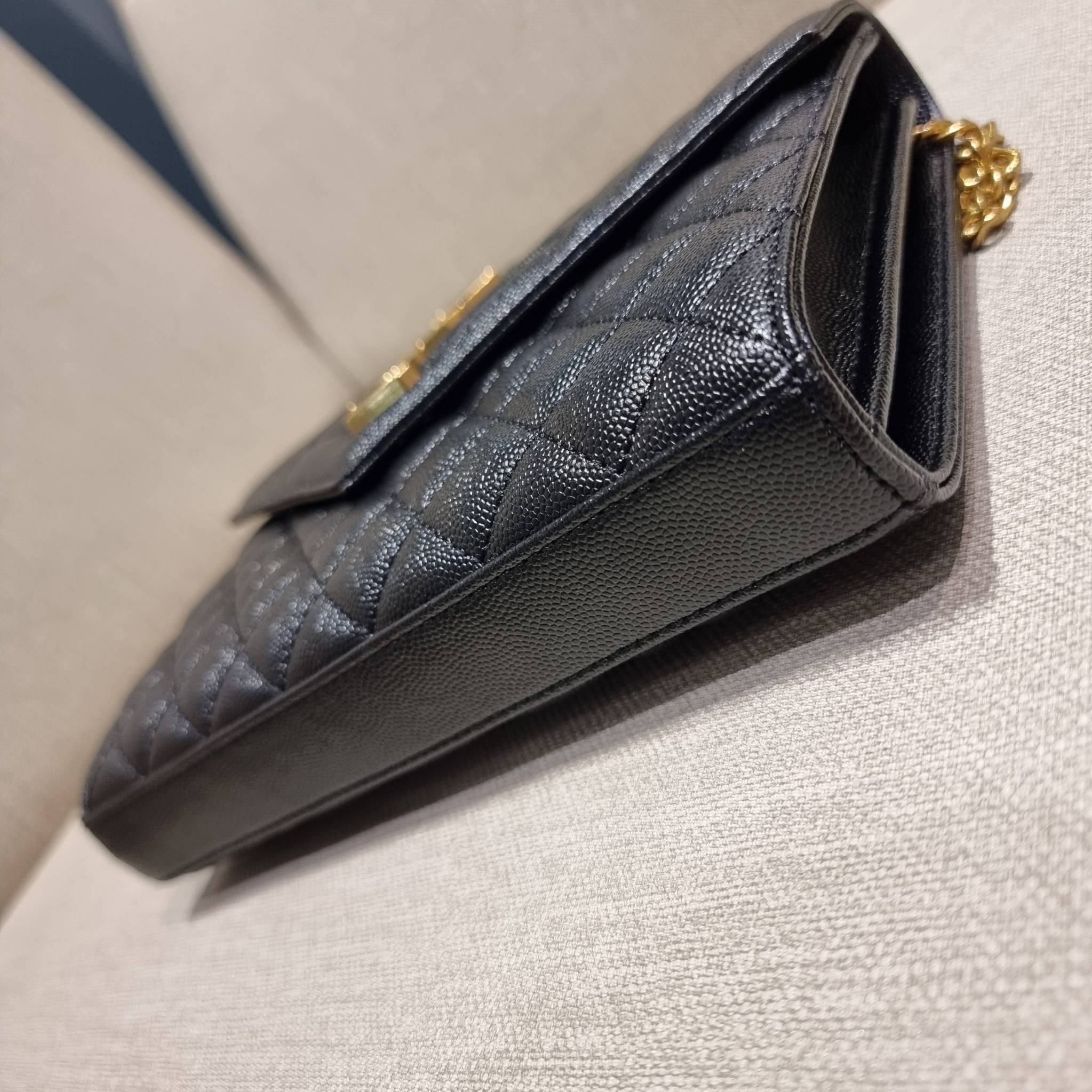 Yves Saint laurent envelope quilted with chain / YSL WOC กระเป๋าสะพายทรง woc สุดฮอต ในดีไซน์ใหม่ ดีเทลเย็บสวยคม โดดเด่นกว่าใครแน่นอน วัสดุหนัง pepble ทนทาน ใช้งานง่ายเพียงแค่เปิด-ปิดด้วยกระดุมแม่เหล็ก ภายในแบ่งสัดส่วนได้ดี มีช่องใส่บัตร มีช่องซิป ใส่มือได