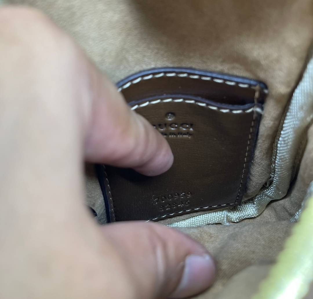 GUCCI Mini bag with Interlocking G / Gucci phone bag เกรดออริจินอล กระเป๋ามินิรังสรรค์จากผ้าแคนวาส Supreme ลายโมโนแกรมของแบรนด์สีเบจและสีน้ำตาลอีโบนี สัญลักษณ์ GG สไตล์นี้มอบความรู้สึกร่วมสมัยพร้อมกระเป๋าใส่ Apple AirPods ที่สามารถถอดออกได้