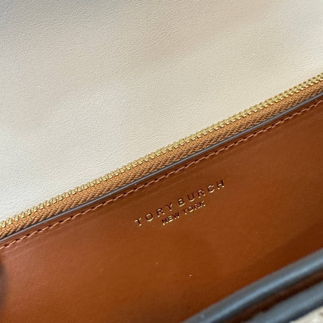 TORY BURCH ELEANOR SMALL LONG CONVERTIBLE SHOULDER กระเป๋าสะพายทรงยาว E/W Eleanor Convertible สูดหรู ดูแพง หนังแท้ เรียบสวยหรู โดดเด่นด้วยป้ายโลโก้สีทอง ลาย Double T อันเป็นเอกลักษณ์ ภายในช่องโล่งกว้างสามารถใส่โทรศัพท์ได้ทุกรุ่น สามารถใส่กระเป๋าสตางค์ใบยา