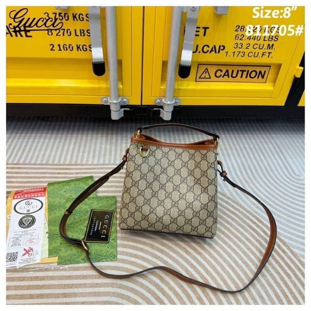 GUCCI GG Emblem mini bucket bag กระเป๋าทรงบัคเก็ตวินเทจงานแบรนด์หรู รุ่นใหม่ล่าสุด ดีไซส์สวยใช้งานง่าย ภายในโล่งกว้าง จุของได้เยอะ ถือหรือสะพายก็สวย Must Have!! เลยค่ะ