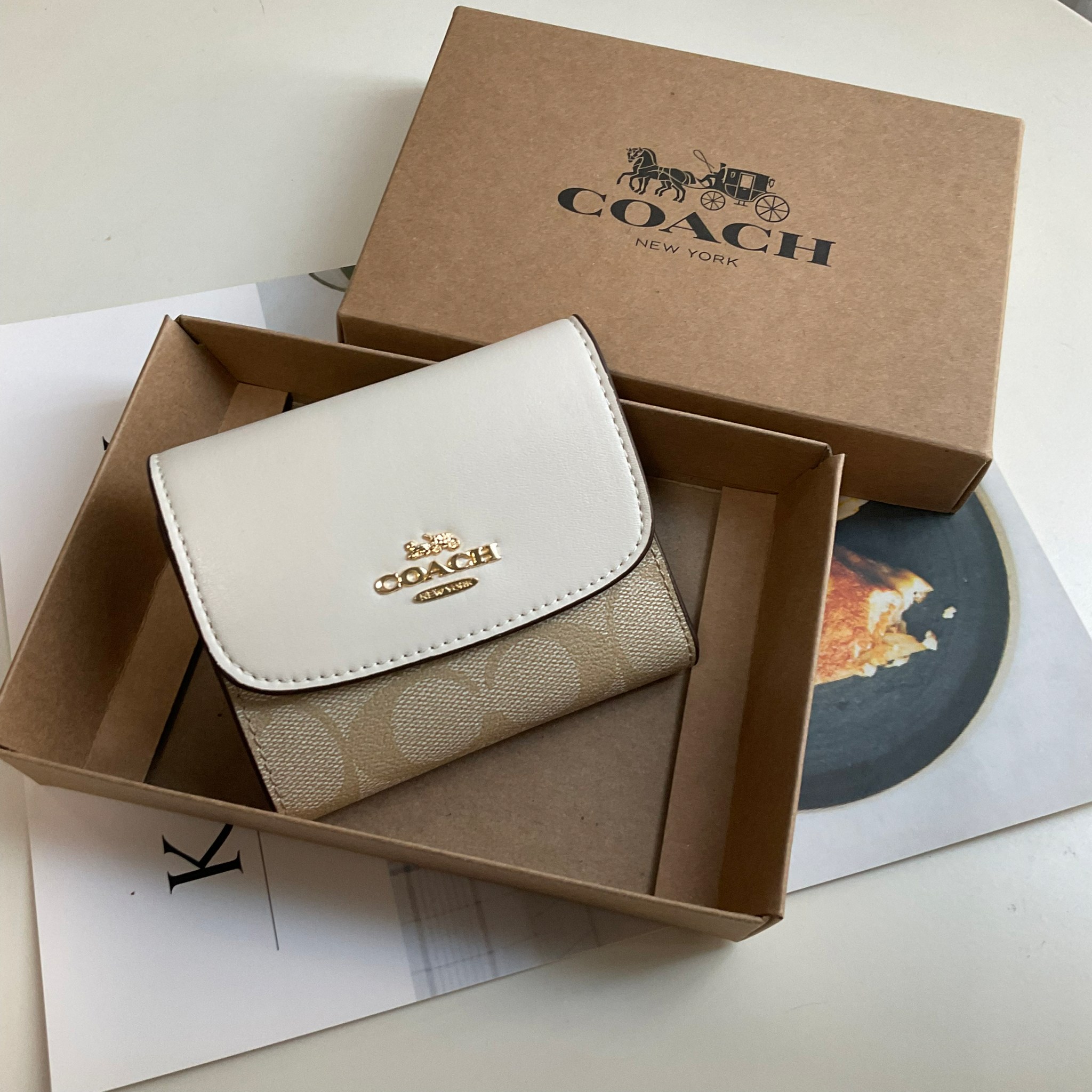 COACH SMALL WALLET IN SIGNATURE CANVAS กระเป๋าสตางค์ใบสั้น แบบพับสามตอน เปิดปิดด้วยกระดุมปั้มแบรนด์ ด้านในมีช่องใส่บัตรหลายช่อง และช่องใส่ธนบัตร ด้านหลังมีช่องซิปเหรียญอีกหนึ่งช่อง น้ำหนักเบา พกพาสะดวก อะไหล่เงาสุดหรู ห้ามพลาดค่ะ!