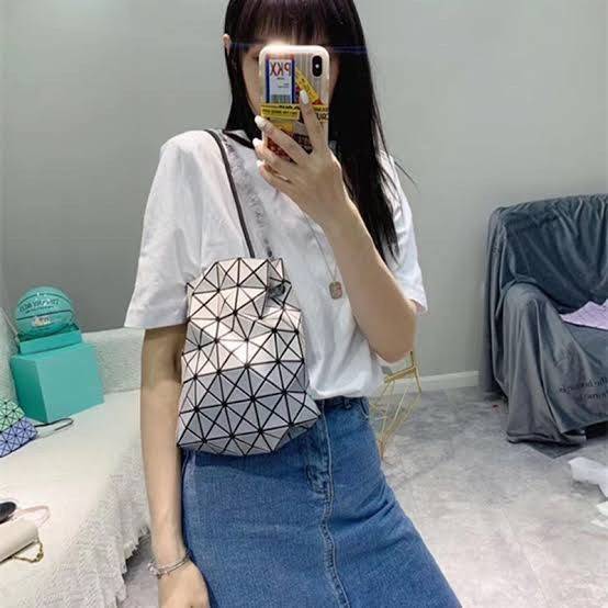 Baobao Issey Miyake Wring Small Bag กระเป๋าสะพายครอสบอดี้พร้อมสายรูดเปิดปิด สามารถปรับความยาวของสายได้ตามสไตล์ความชื่นชอบ ด้วยดีไซน์ทรงน่ารัก เหมาะสำหรับให้สาวๆหยิบใช้ในวันสบายๆ แต่เต็มเปี่ยมไปด้วยความคล่องแคล่ว ไฮไลต์ของซีซั่นนี้คือกระเป๋าที่มาพร้อมกับเช