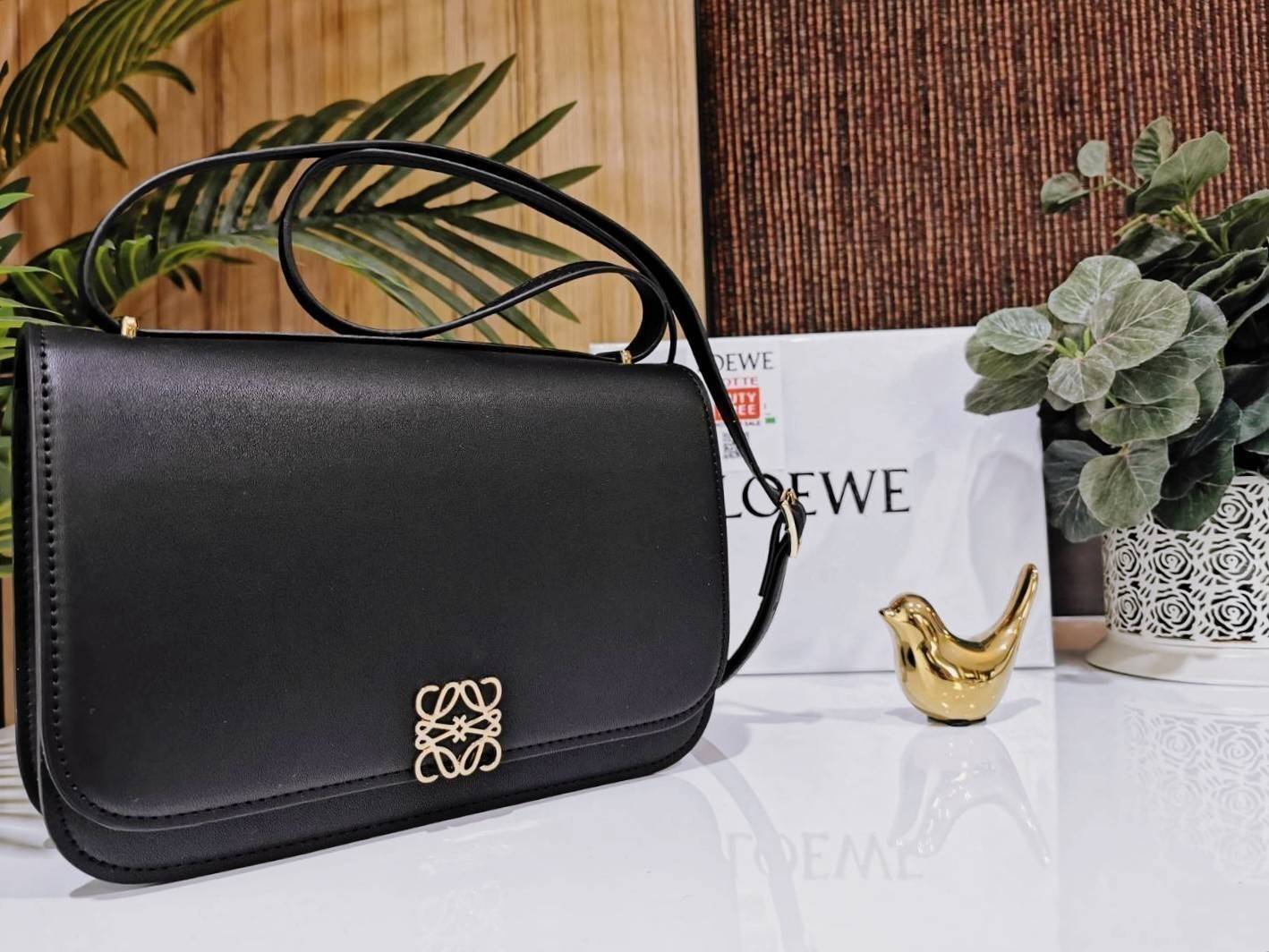 LOEWE CROSSBODYBAG VIP GIFT WITH PURCHASE (GWP) กระเป๋าสะพายพรีเมี่ยมกิ๊ฟ Limited Edition จากน้ำหอม LOEWE DUTY FREE วัสดุหนังแท้ Calf Leather หนังเรียบสวยอยู่ทรงดีไซน์สุดคลาสสิค เปิดปิดด้วยฝาปิดโลโก้แบรนด์อะไหล่ทองหรู ภายในมีช่องแบ่งหลายช่องแยกเป็นสัดส่วน