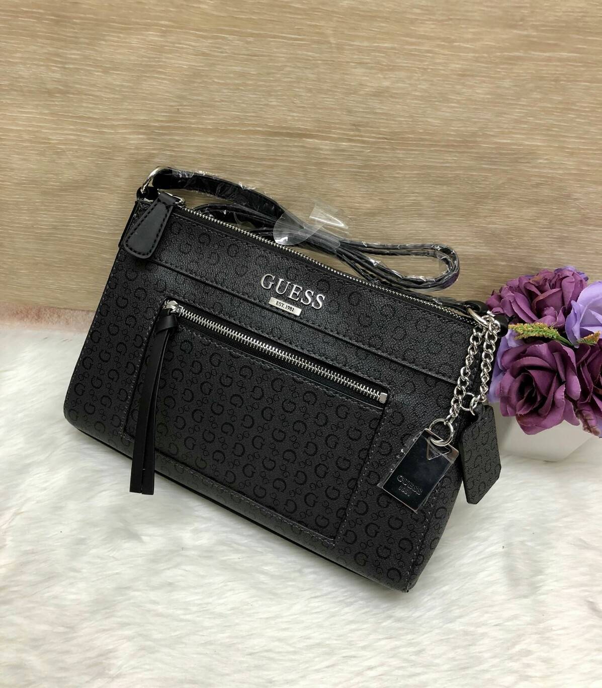 Guess mini shoulder bag กระเป๋าสะพายไหล่หรือ crossbody Design ลายตัว G ทั้งใบ ด้ายหน้าประดับ logo brand พร้อมพวงกุญแจเพิ่มดีเทลความเก๋ กระเป๋าเปิดปิดด้วยซิป ด้านในโล่งจุได้เยอะ ใส่กระเป๋าสตางค์ใบยาวได้ ใส่โทรศัพท์ได้ทุกรุ่นค่ะ ภายในมีช่องเล็กอีกช่องสำหรับ
