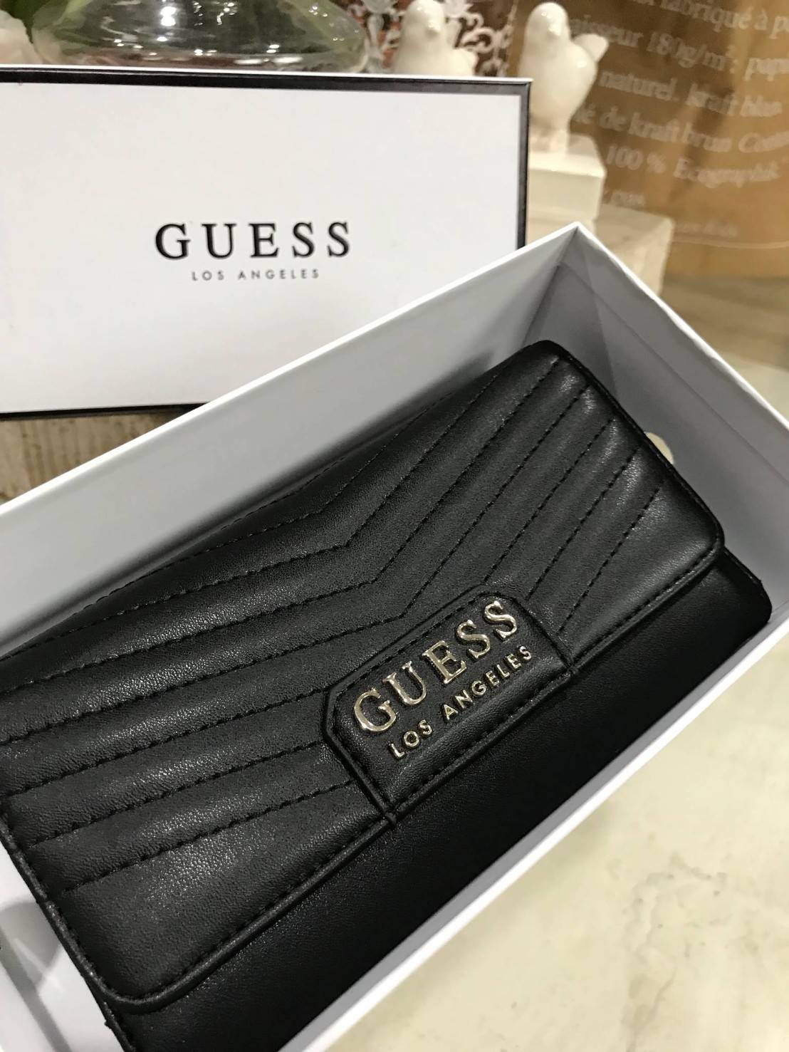 NEW ARRIVAL! GUESS FACTORY WOMEN'S WALLET กระเป๋าสตางค์ใบยาว3พับดีไซน์สวยรุ่นใหม่ล่าสุดวัสดุหนังนิ่มขึ้นลายริ้วด้านหน้าประดับโลโก้แบรนด์สวย เปิดปิดด้วยฝาปิด ภายในมีทั้งช่องใส่รูป ช่องใส่ธนบัตร แบงก์พัน และช่องใส่บัตรหลายช่องแยกเป็นสัดส่วน ภาพถ่ายจากส
