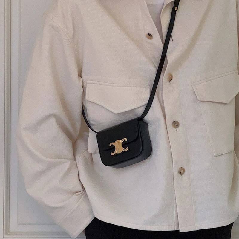 CELINE MINI TRIOMPHE IN TRIOMPHE Shiny calfskin เกรดออริจินอล กระเป๋ามินิทรงชิค ดีไซน์รูปกล่องสุดแสนมินิมอล สามารถสะพายแบบ Crossbody และยังเป็น Belt Bagได้อีกด้วย วัสดุแคนวาสลาย Triomphe แบบไม่มีตกยุค