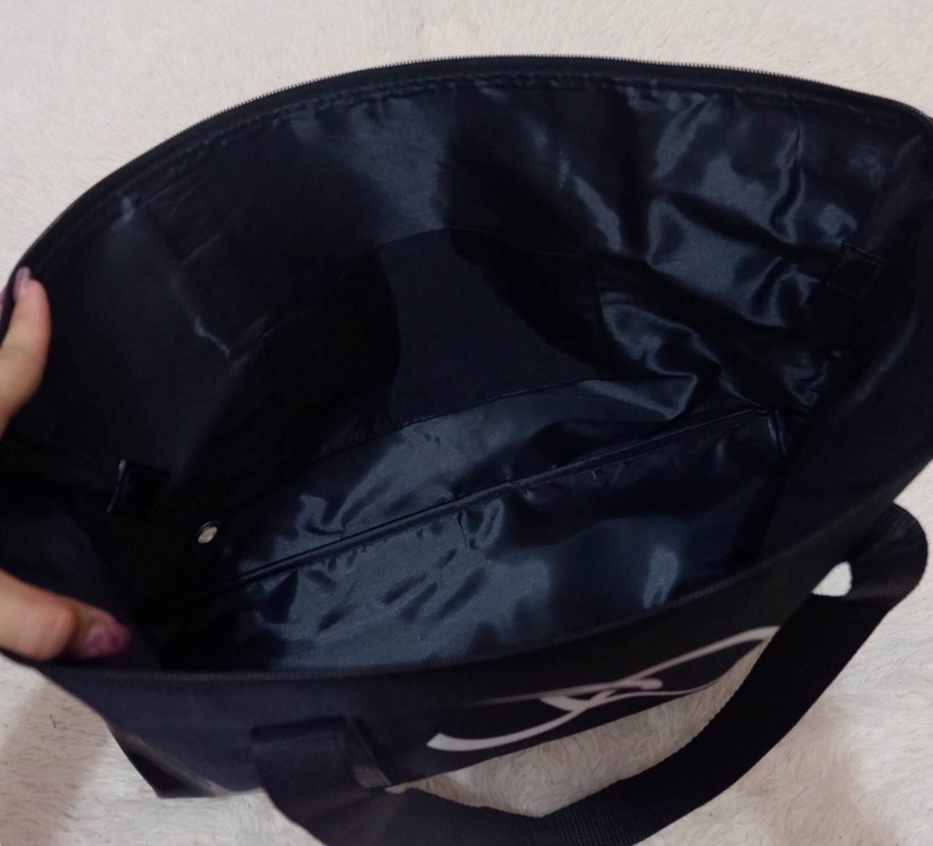 Chanel tote bag New! กระเป๋าใบใหญ่ทรง Tote จากแบรนด์ Chanel VIP gift Bag ของแท้ 100% ทำจากผ้าหนา Polyester ฐานล่างกระเป๋าทำจากหนังแก้วผิวมันเงา สวยหรู สกรีนโลโก้ ชาแนลหน้าหลัง หัวซิปปั๊มโลโก้ ด้านในกว้างจุได้เยอะ จะสะพายไปเรียน ไปยิมก็ดูดีค่ะ