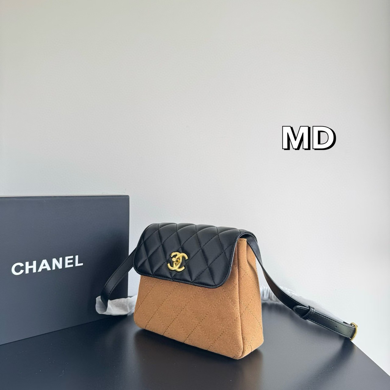 Chanel 25a Suede Mini Crossbody Bag กระเป๋าสะพายคลาสสิก ดีไซน์ทูโทนสุดไอคอนิก ฝาพับหนังตัวกระเป๋าหนังกลับสวยหรูลงตัว ไซส์มินิน่ารักน่าใช้