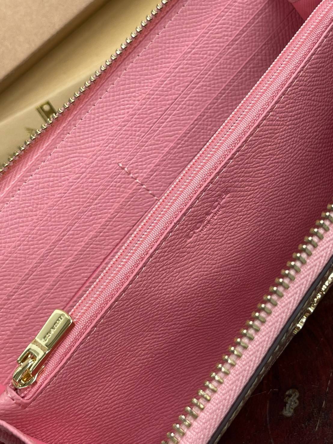 COACH ACCORDION ZIP WALLET IN SIGNATURE CANVAS กระเป๋าสตางค์ใบยาวนี้ที่เหมาะกับการใช้งานทุกรูปแบบ นอกจากเพิ่มความมั่นใจแล้ว ยังทำให้ชีวิตของเราง่ายขึ้นอีกด้วย โดยการเปิดปิดแบบซิปรอบ สามารถใส่ธนบัตร เหรียญ บัตรต่างๆได้หลายใบเลยทีเดียว ขนาดของกระเป๋าสามารถถ