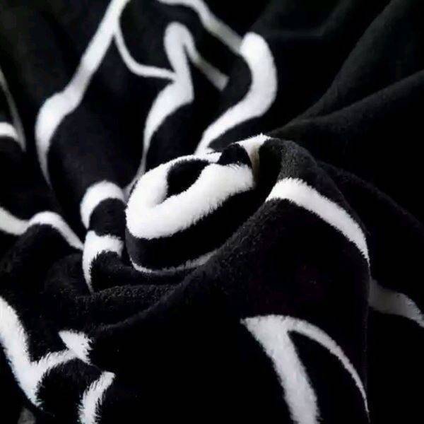 Chanel Blanket ผ้าห่ม Chanel ขนาดกำลังดี พกพาสะดวก VIP. gift จาก chabel เนื้อผ้าสำลีหนานุ่ม ทูโทนขาวดำ คลาสสิก signature แบรนด์ ทรงสี่เหลี่ยมผืนผ้า จะใช้เป็นผ้าห่ม, ผ้าคลุม หรือจะมอบเป็นของขวัญก็เหมาะ สวยหรูดูแพงค่ะ
