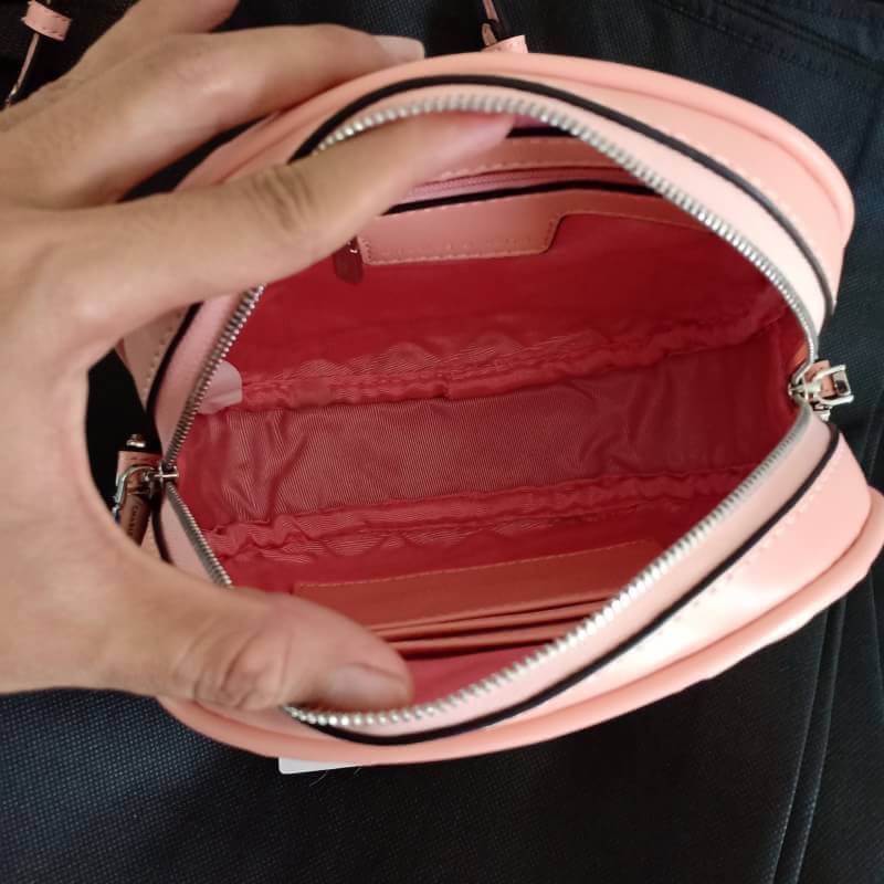 CHARLES & KEITH Crossbody Bag กระเป๋าสะพายขนาดกำลังดี พกพาง่าย ไม่ใหญ่จนเกินไป ปั้มลายนูน เปิดปิดด้วยซิป อะไหล่เงิน ภายในมีช่องซิป1ช่อง ช่องใส่บัตร3ช่อง ซับด้วยผ้า สายยาวถอดได้ ปรับได้ขนาด2ระดับ สายโซ่และหนังตรงบ่า สายยาว50cm. มาพร้อมถุงผ้ากันฝุ่นแบรนด์