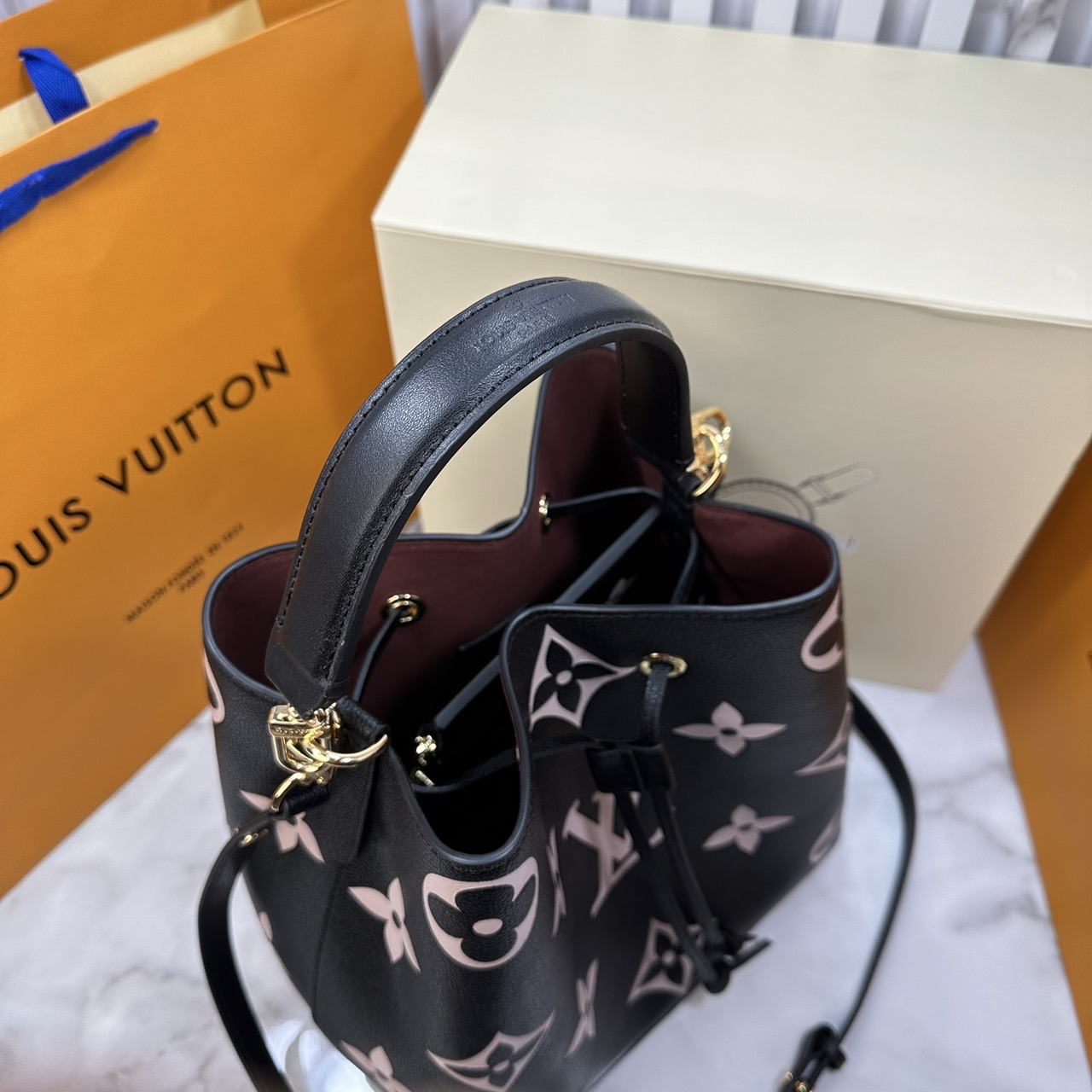 LV NeoNoe Bucket Bag / LV NéoNoé MM Bicolor Monogram Empreinte Leather กระเป๋าสะพายทรงบัคเก็ตใบใหญ่ โดดเด่นและเป็นเอกลักษณ์ด้วยการตกแต่งลายพิมพ์