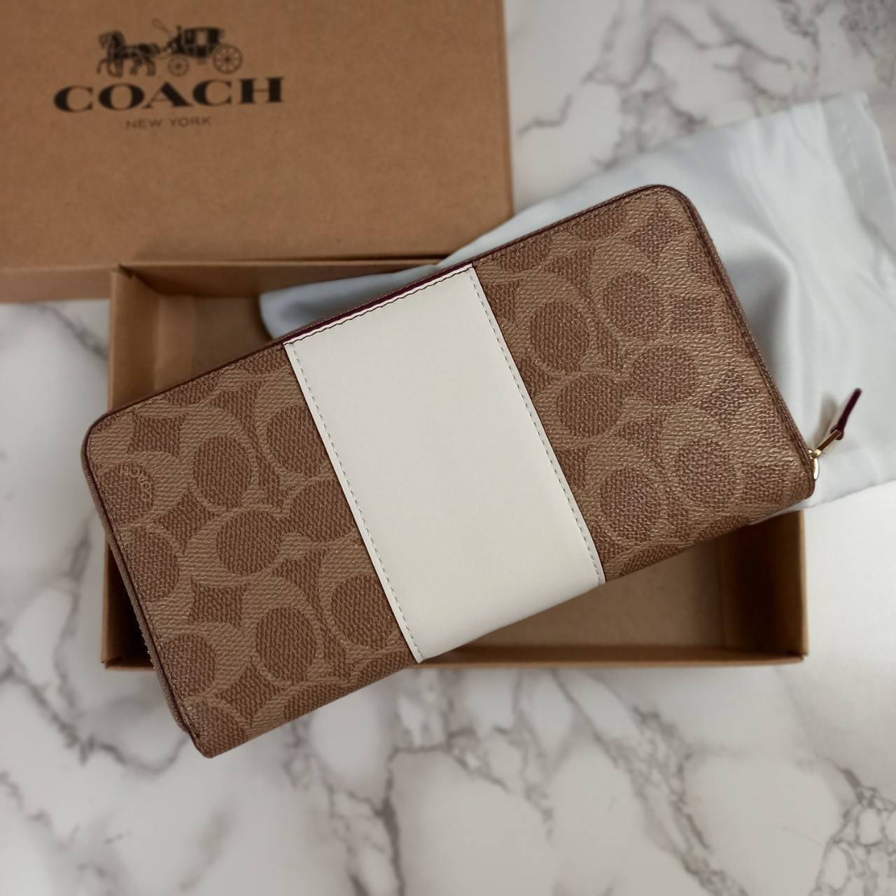 มาเท่าไหรก็ไม่เคยพอจริงๆ มีความต้องการกันถึงขีดสุด❣️😘>>COACH ACCORDION ZIP WALLET IN COLORBLOCK SIGNATURE CANVAS (COACH 31546)🍁กระเป๋าสตางค์ใบยาว ซิปรอบ //วัสดุหนังแคนวาสสลับหนังแท้ ดีไซน์สวย โดดเด่นลงตัวเป็นที่สุด ด้านในมีช่อ