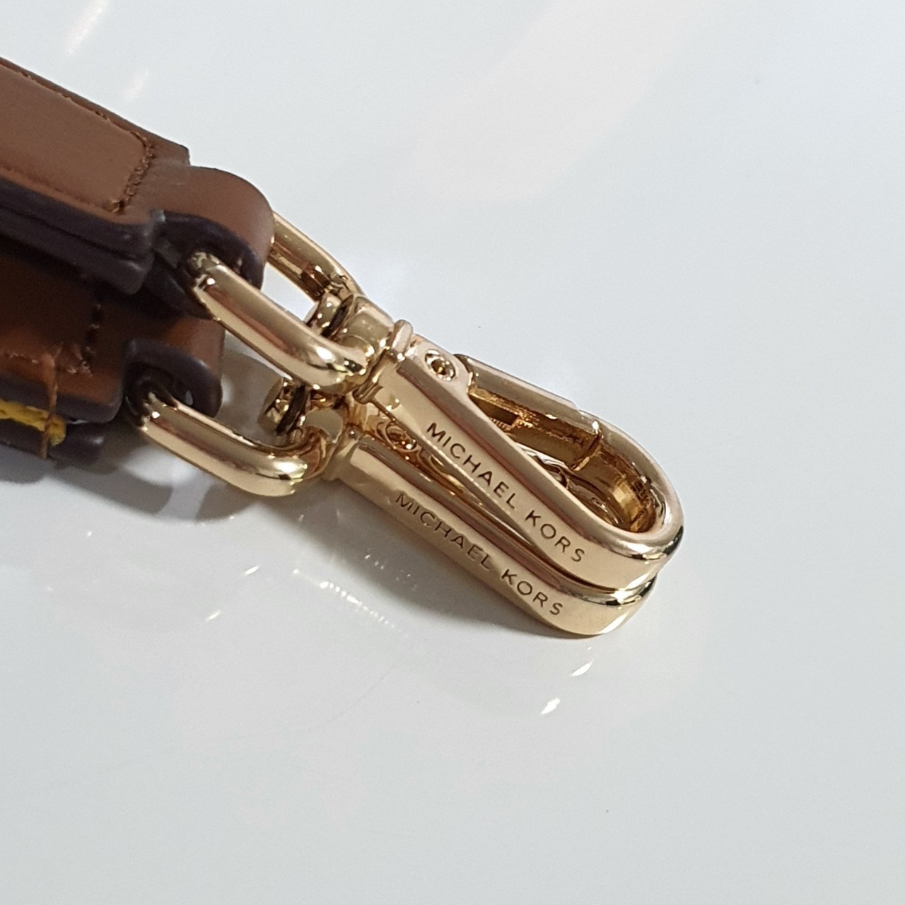 MICHEAL KORS HAYES DUFFLE BAG กระเป๋าสะพายทรงหมอนยอดฮิต ขนาดกลาง วัสดุหนังสังเคราะห์ปั้มลาย MK ทั้งใบ สวยอยู่ทรง ประดับโลโก้แบรนด์ด้านหน้า ด้านในบุผ้าไนลอน มีช่องซิปอีกหนึ่งช่อง สามารถใส่กระเป๋าสตางค์ใบยาว มือถือ iphone เงิน ของจุกจิกได้ มาพร้อมแท็กห้อยสุ