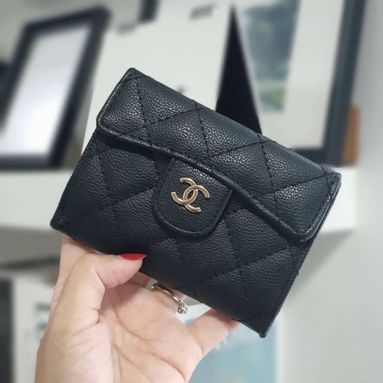 CHANEL SMALL WALLET พร้อมส่งรุ่นใหม่ ♡♡ กับ กระเป๋าสตางค์แบบพับใบสั้น งานพรีเมี่ยมกิ้ฟท์จากเค้าเตอร์ต่างประเทศ หนังสัมผัสลายด้าน จากแบรนด์ CHANEL (GWP) ด้านหน้ามีโลโก้แบรนด์ CC **อะไหล่สีทองหรู เปิดปิดด้วยกระดุมแม่เหล็ก ด้านในแบ่งช่องได้ถึง 